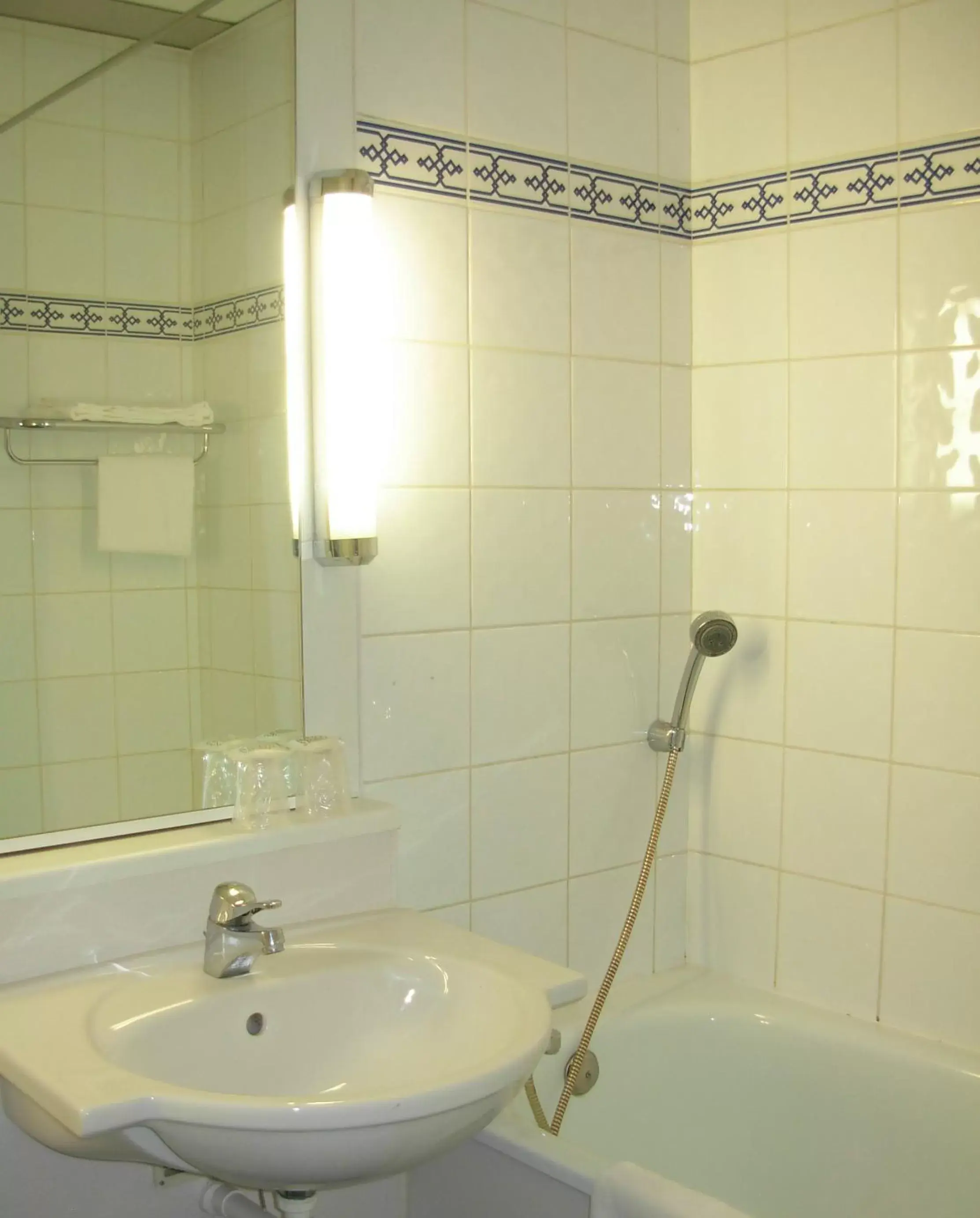 Bathroom in Hotel inn Grenoble Eybens Parc des Expositions Ex Kyriad