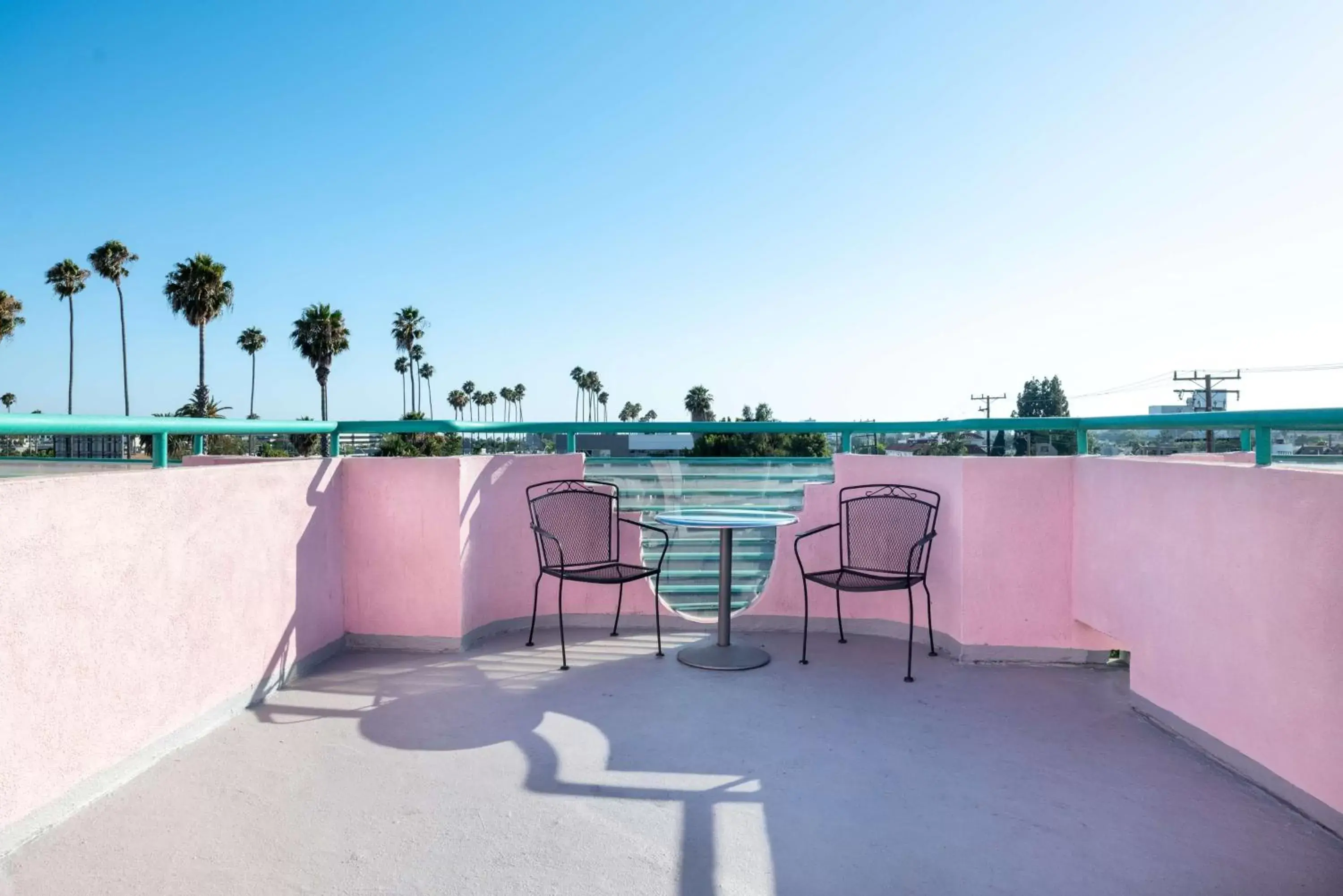 Bedroom, Balcony/Terrace in Days Inn by Wyndham Santa Monica/Los Angeles