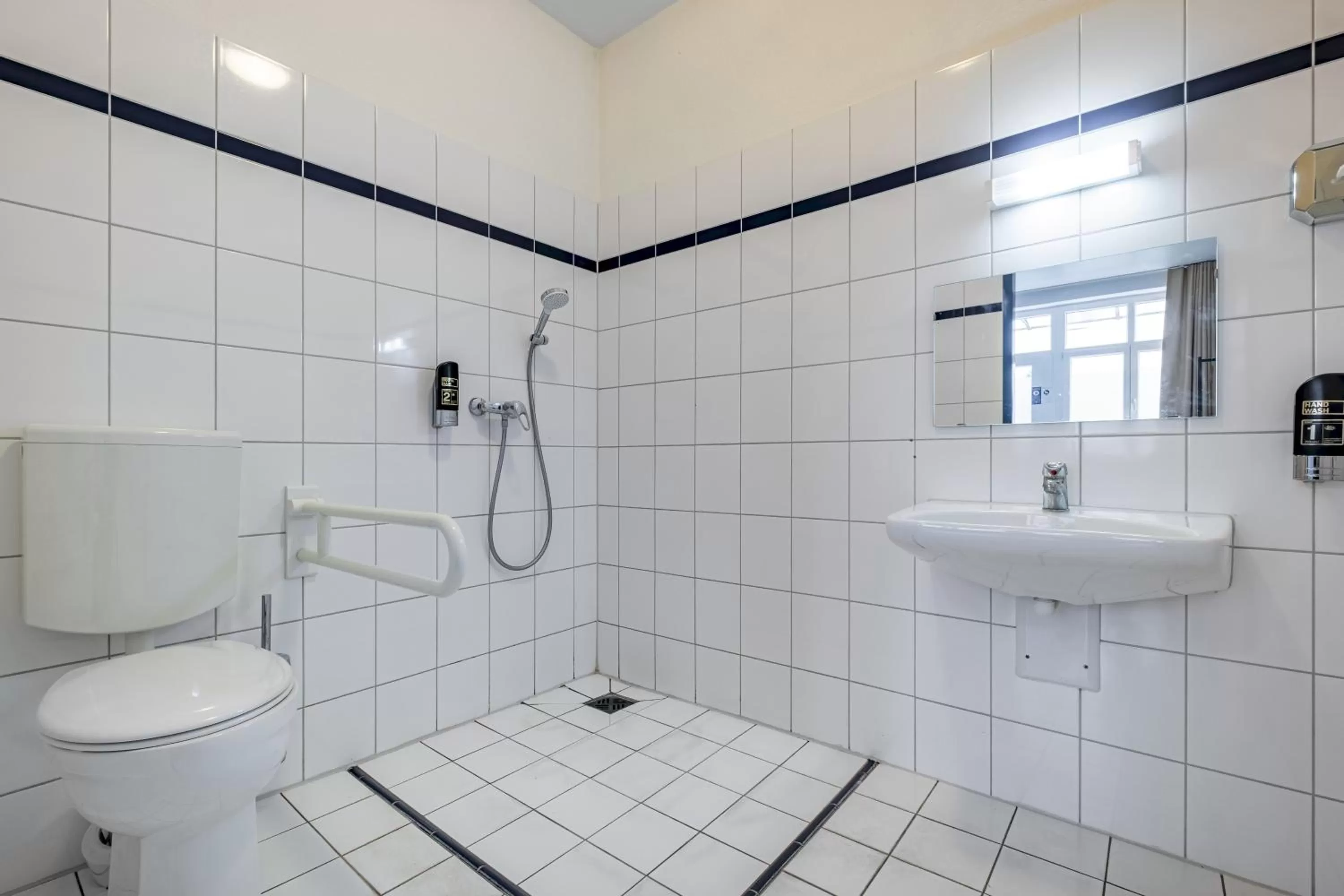 Bathroom in a&o München Hauptbahnhof