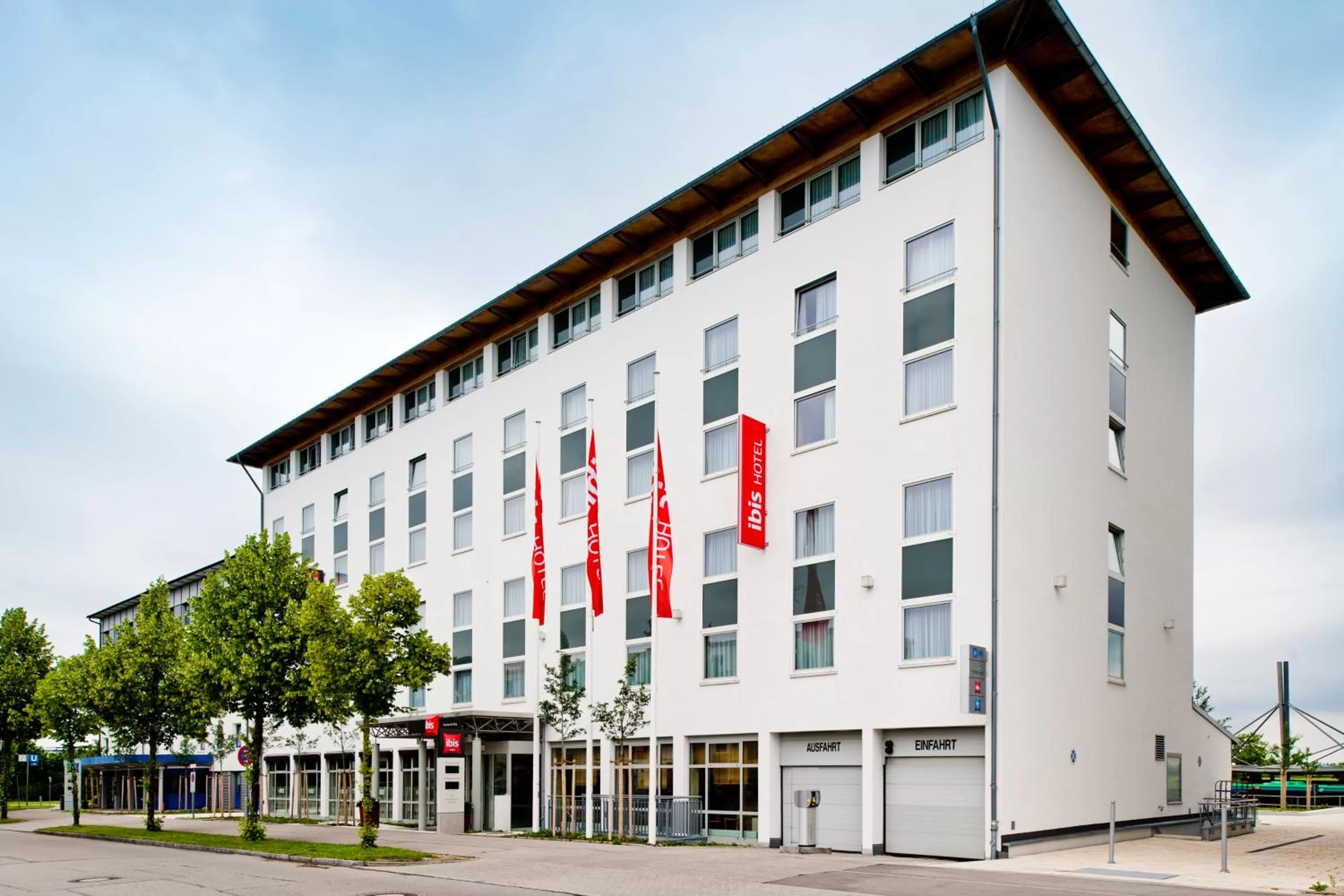 Facade/entrance in ibis Hotel München Garching