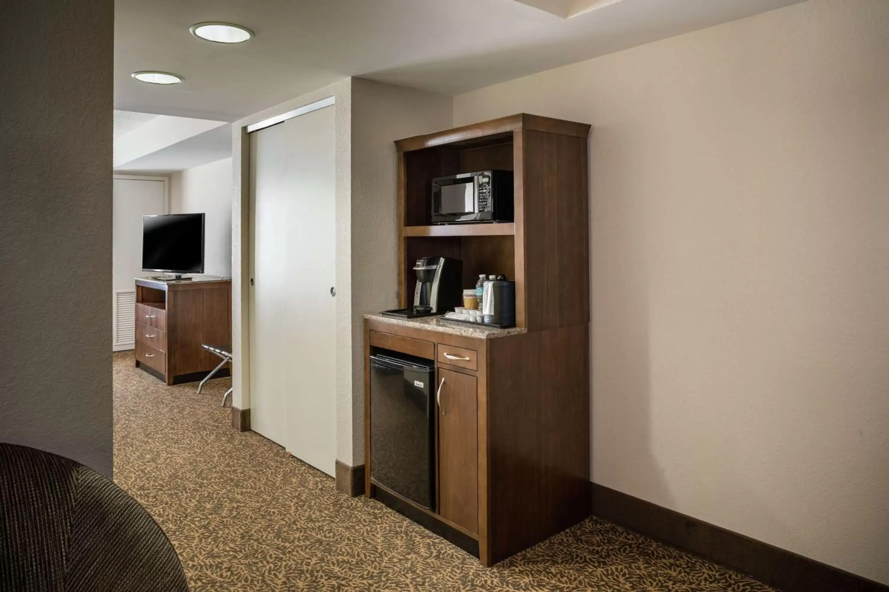 Kitchen or kitchenette, TV/Entertainment Center in Hilton Garden Inn Richmond Innsbrook