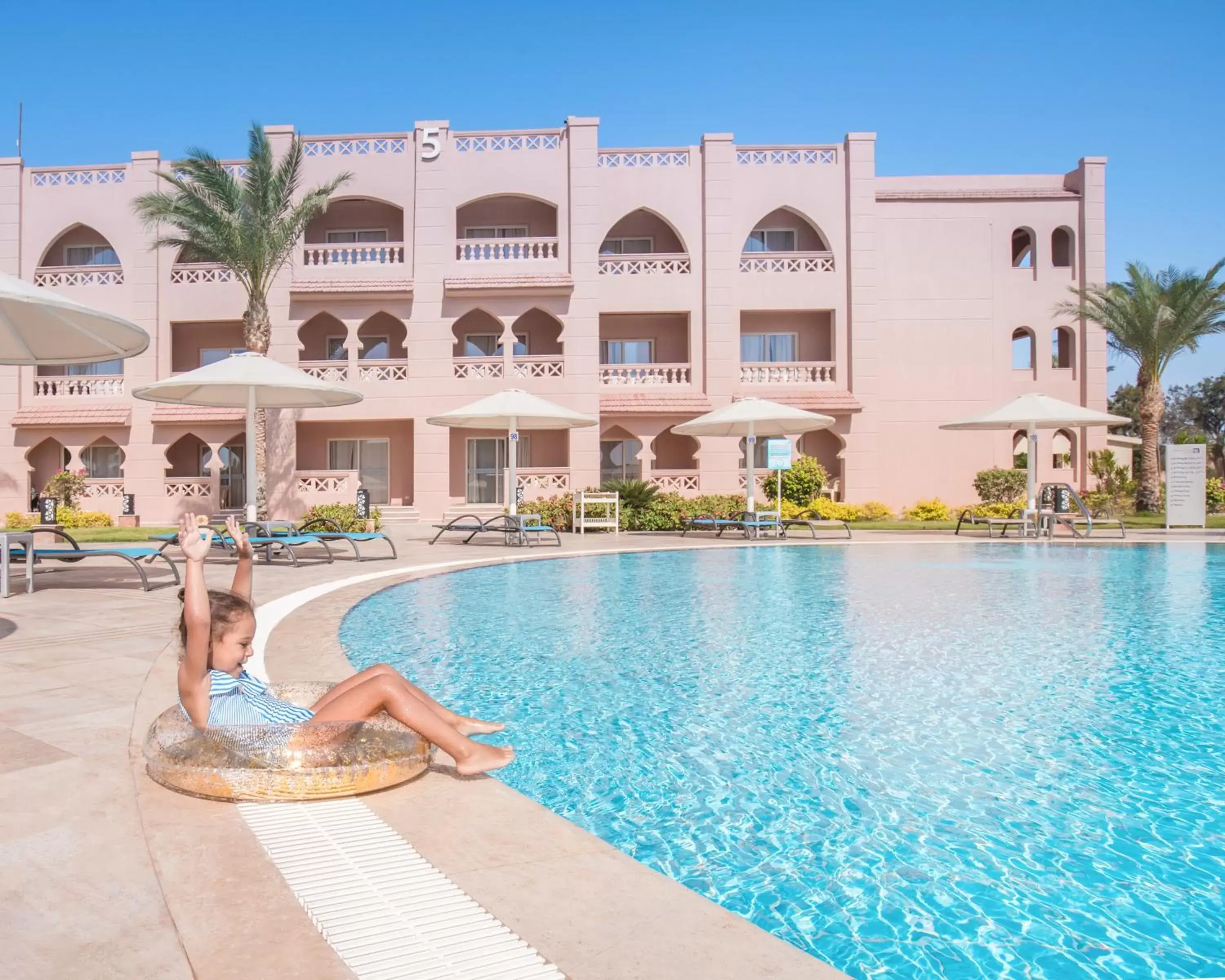 Swimming pool, Property Building in Pickalbatros Aqua Vista Resort - Hurghada