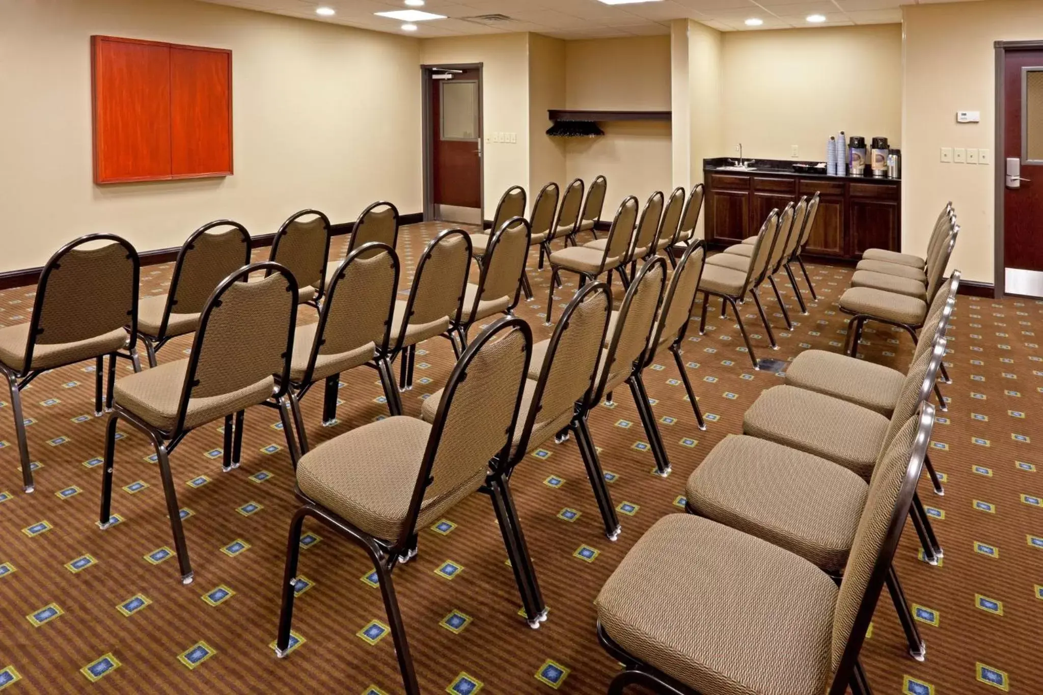 Meeting/conference room in Holiday Inn Express Hotel & Suites Syracuse North Airport Area, an IHG Hotel