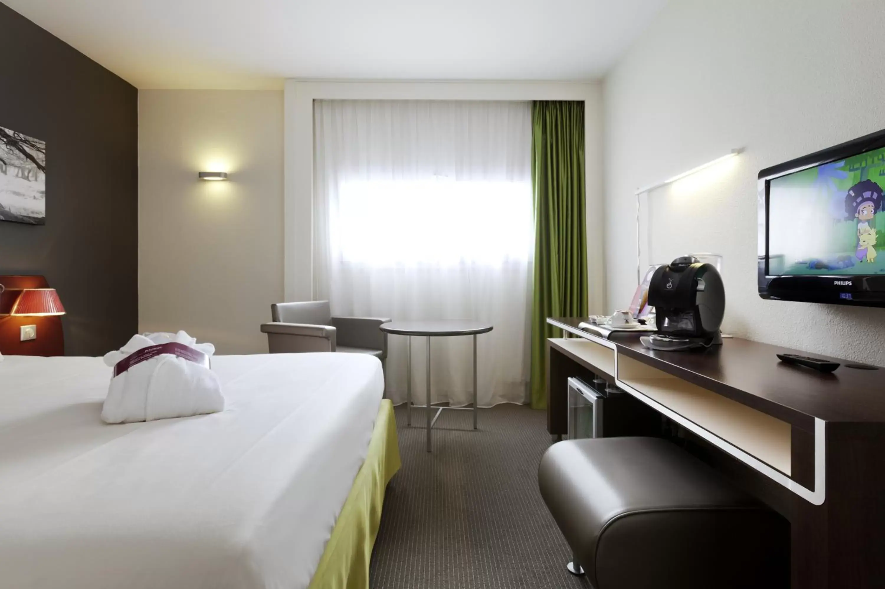 Bedroom, TV/Entertainment Center in Mercure Rennes Centre Gare