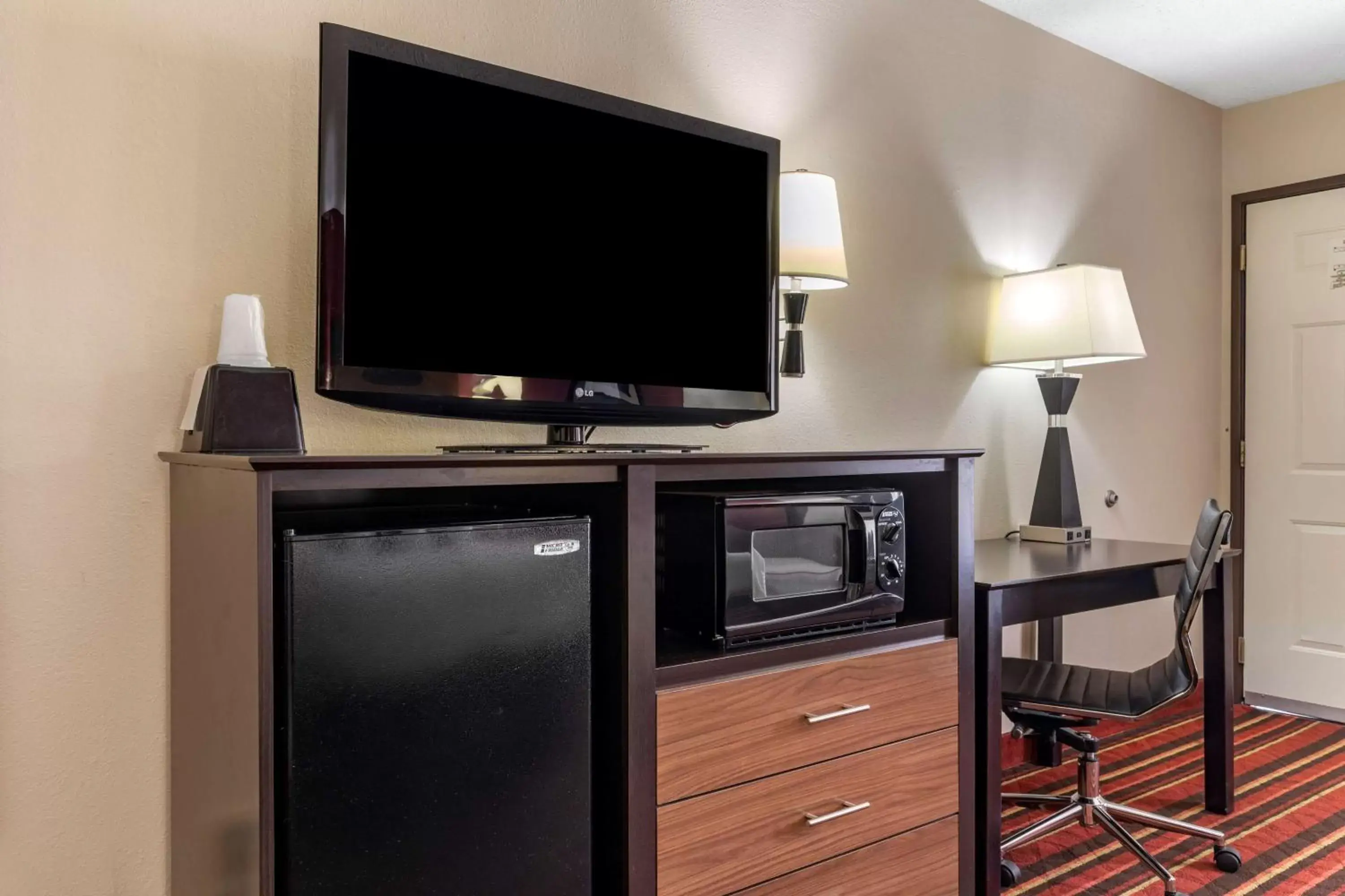 Bedroom in Best Western Lindale Inn Bedroom in Best Western Lindale Inn