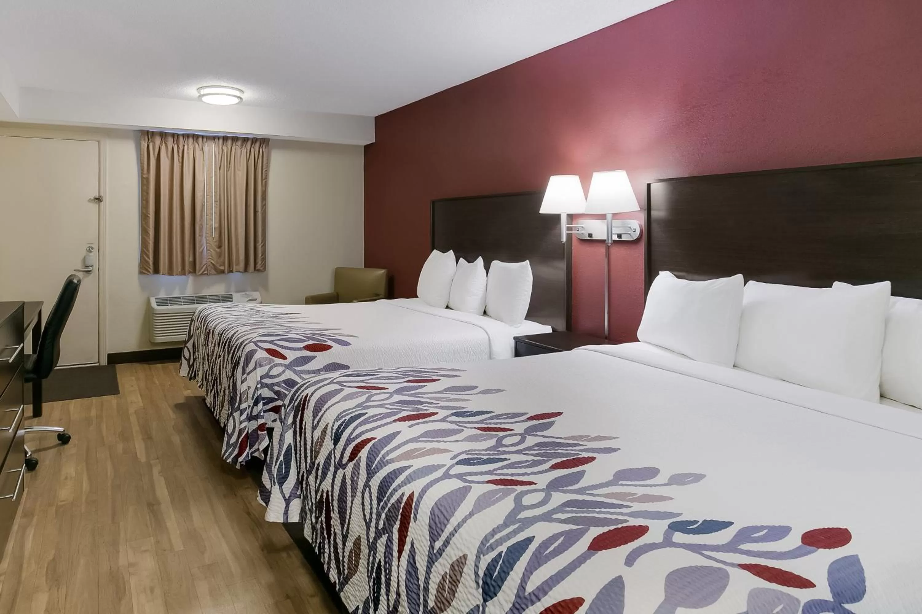 Photo of the whole room, Bed in Red Roof Inn Hershey