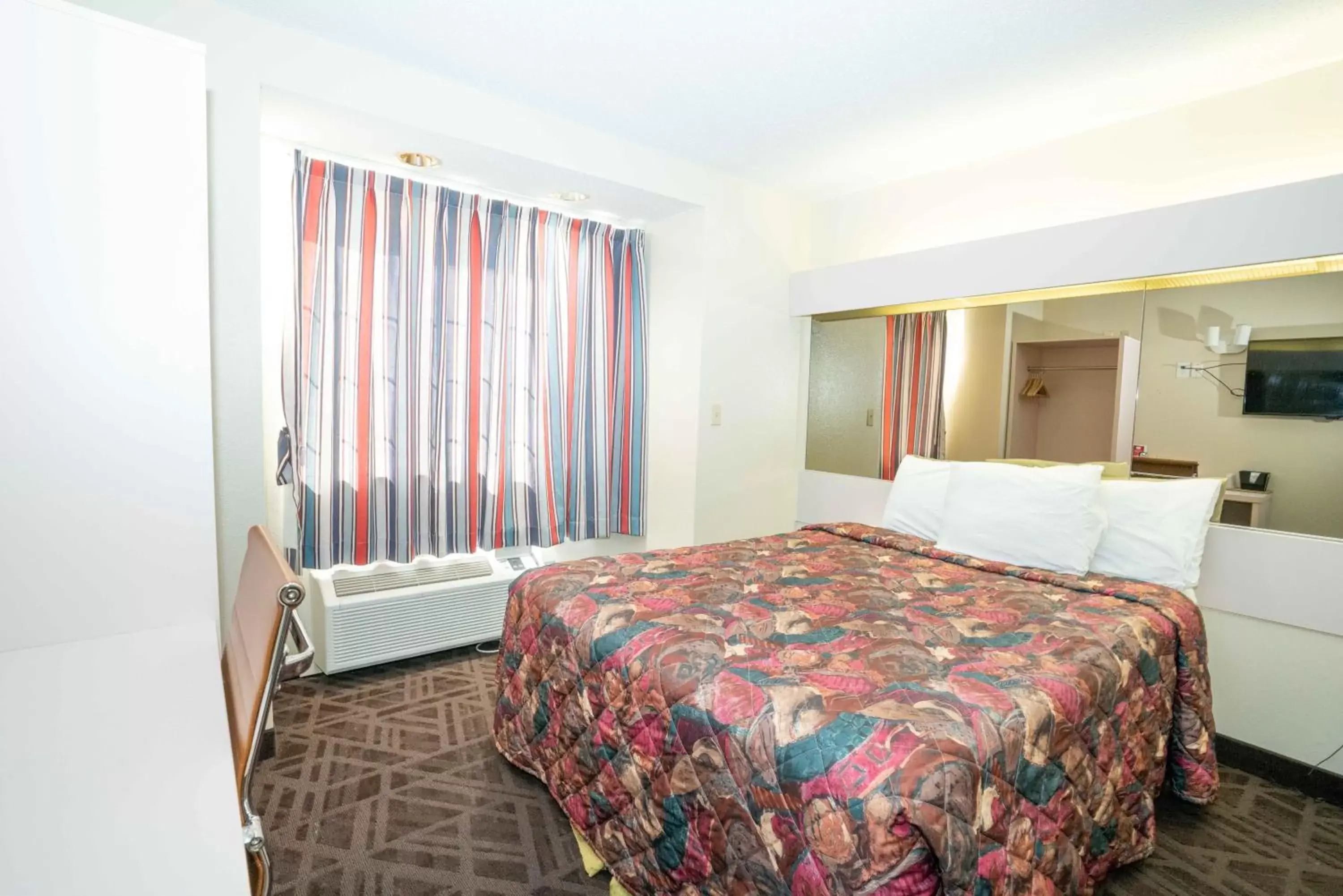 Bed in Regency Inn & Suites DFW