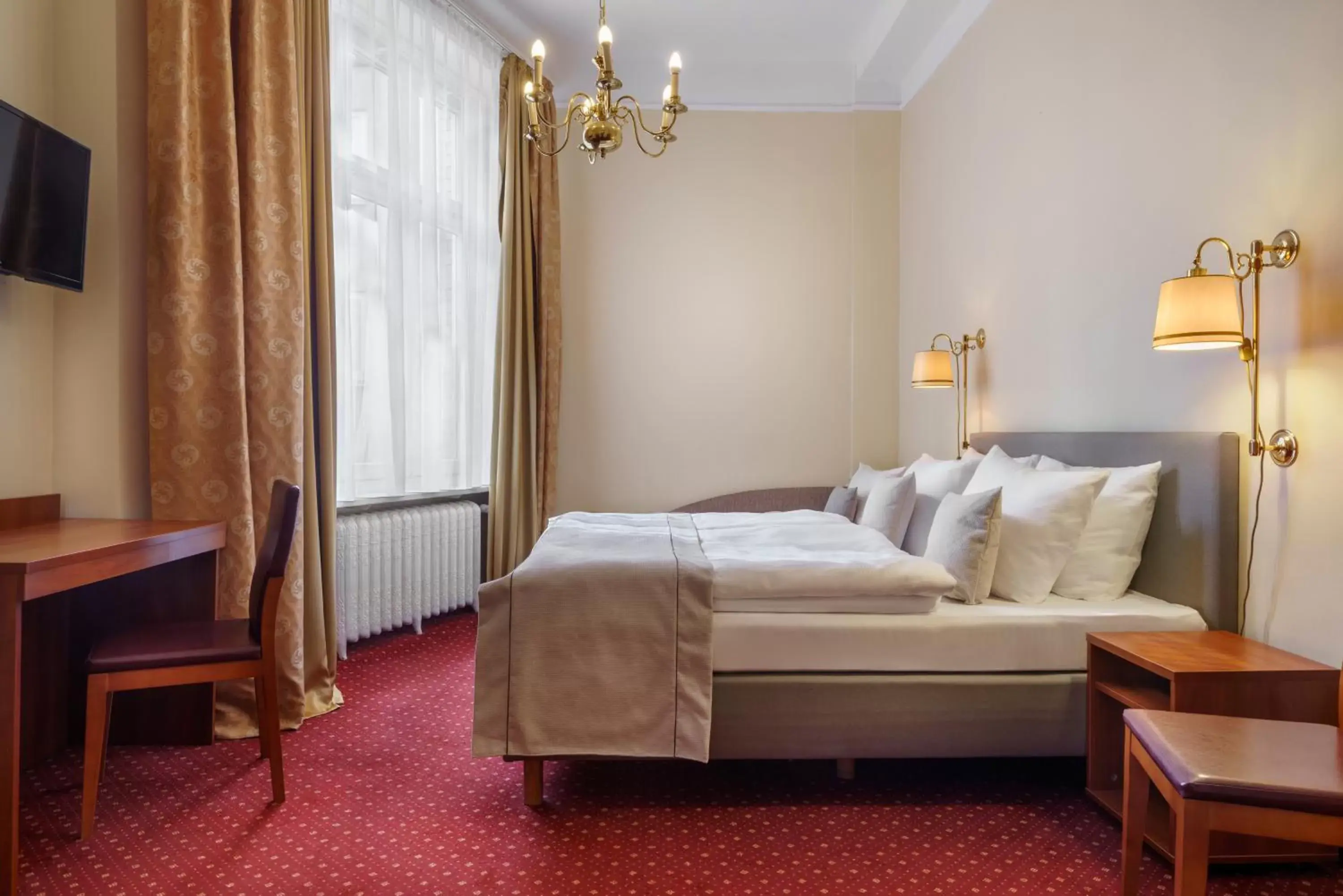 Photo of the whole room, Bed in Novum Hotel Kronprinz Hamburg Hauptbahnhof