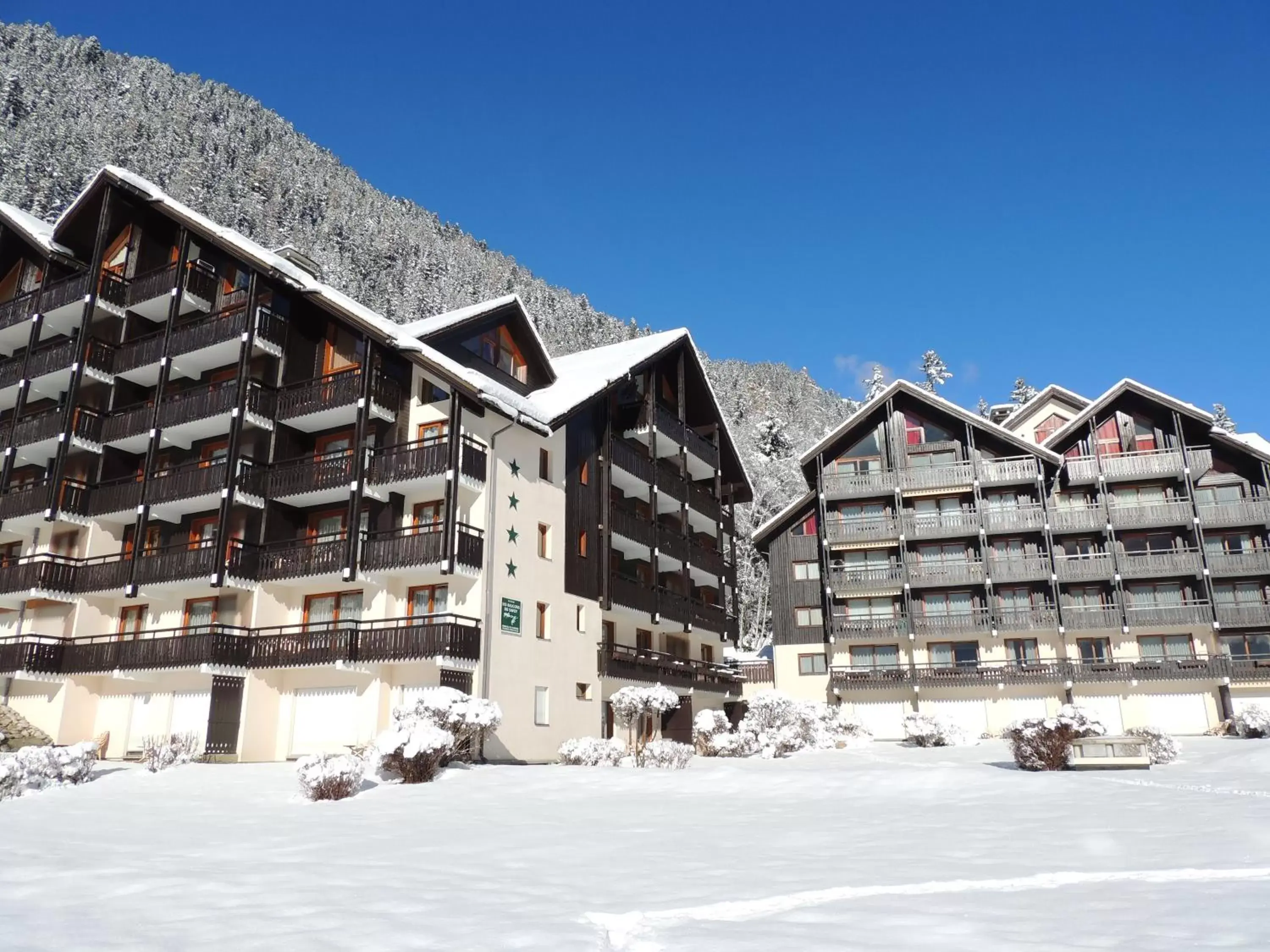 Facade/entrance, Winter in Les Balcons du Savoy