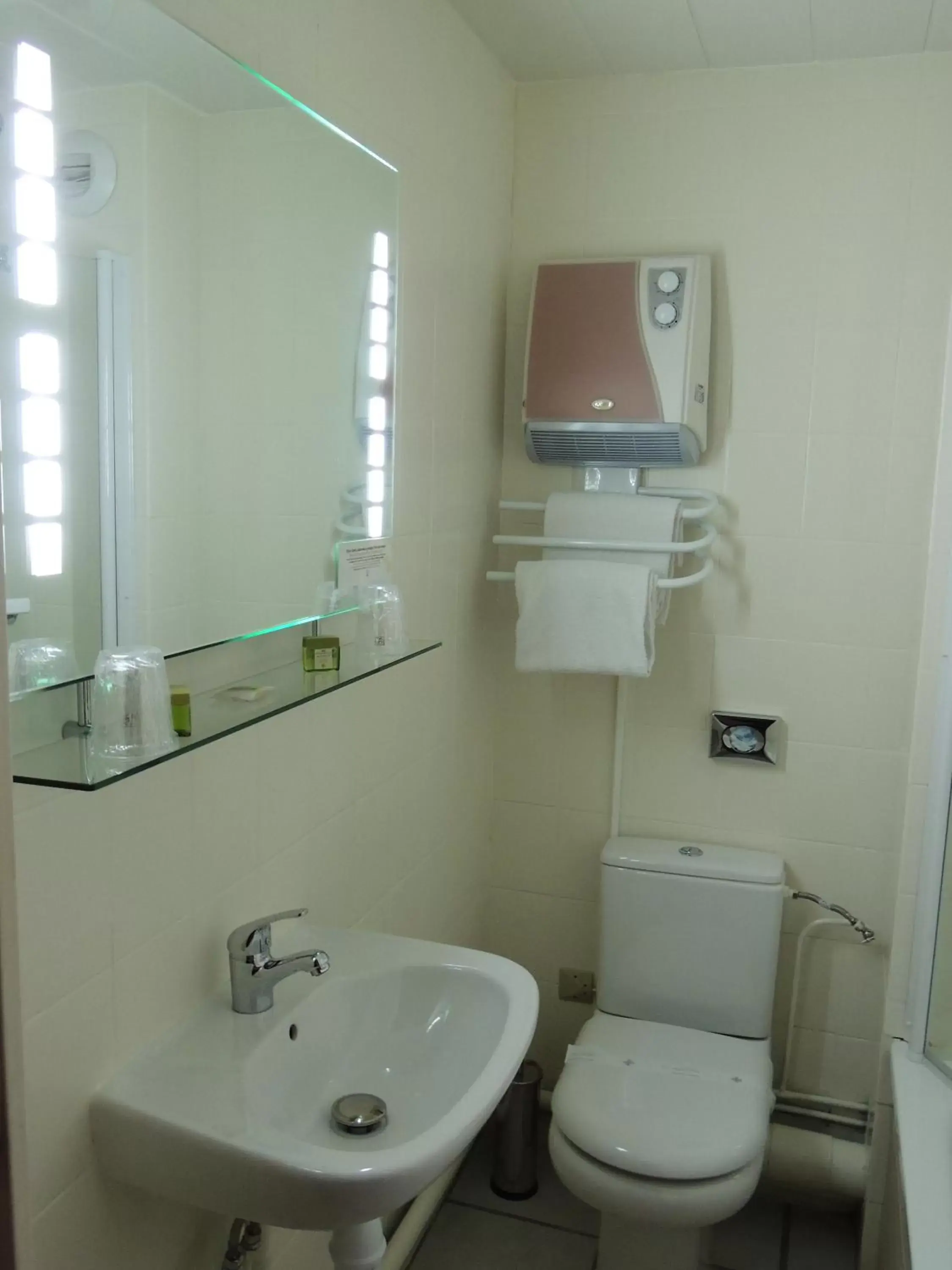 Bathroom in Logis Hôtel - Le Relais du Parisis