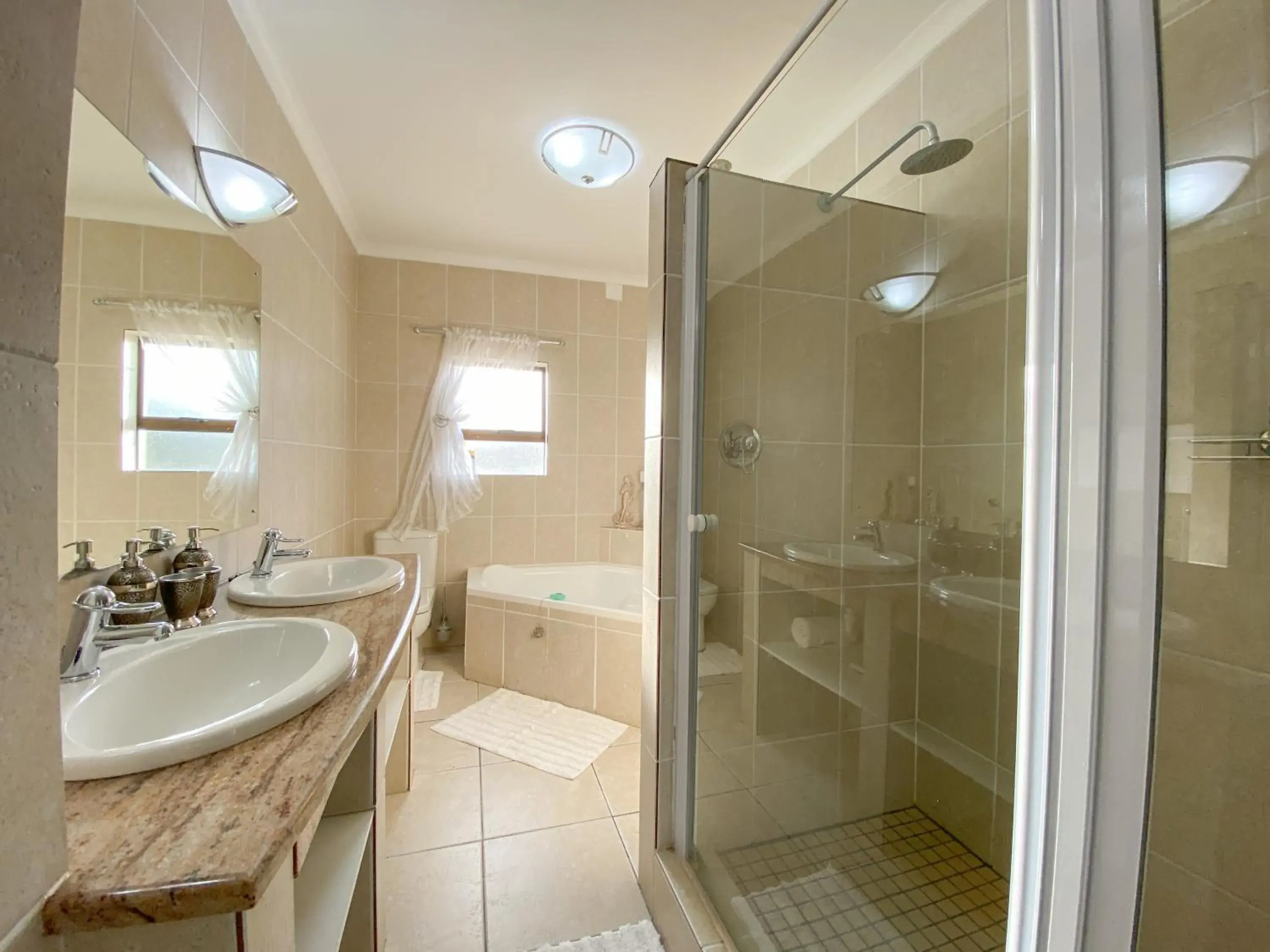 Bathroom in Bar-t-nique Guest House