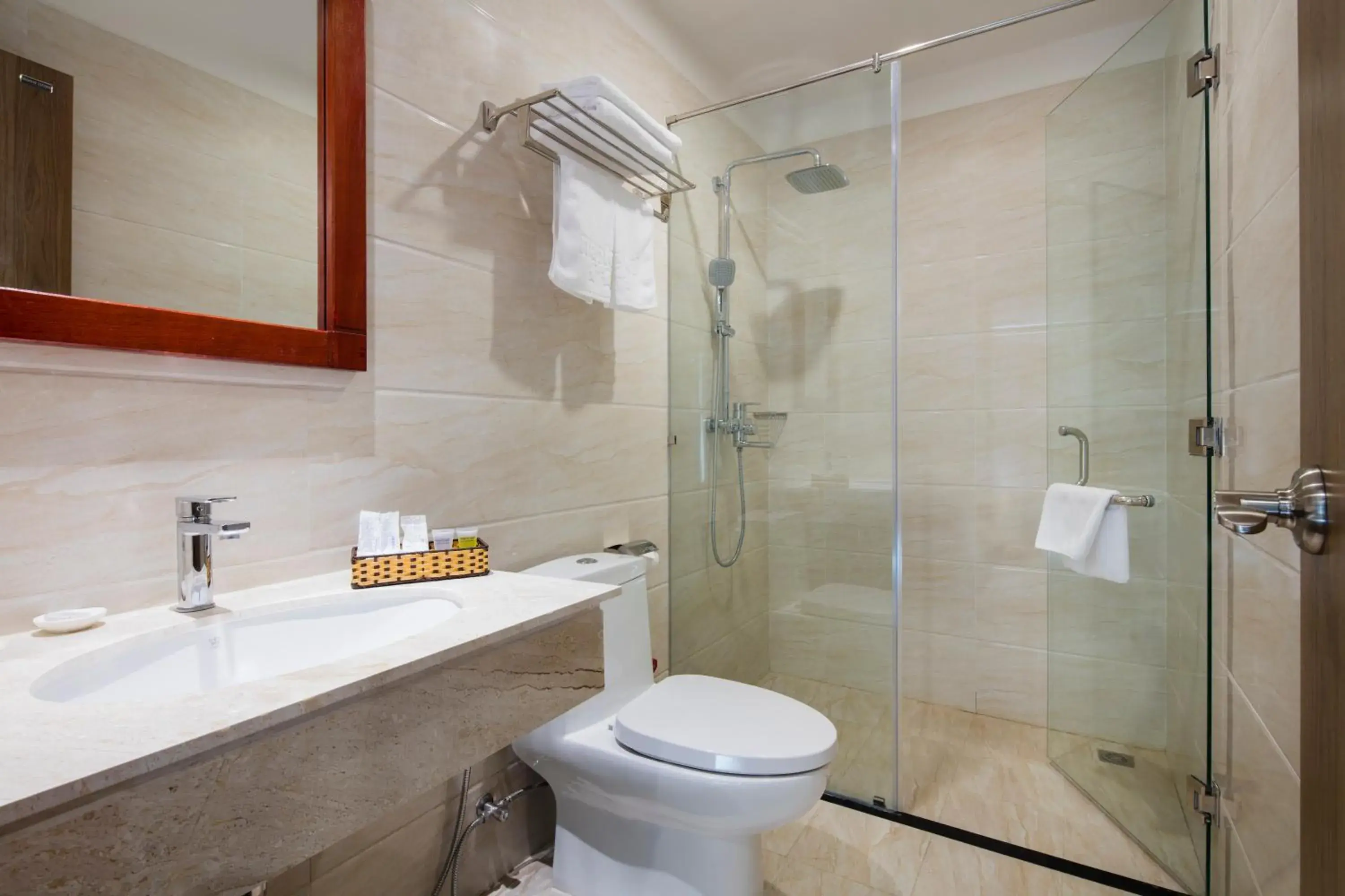 Bathroom in Maple Leaf Hotel & Apartment