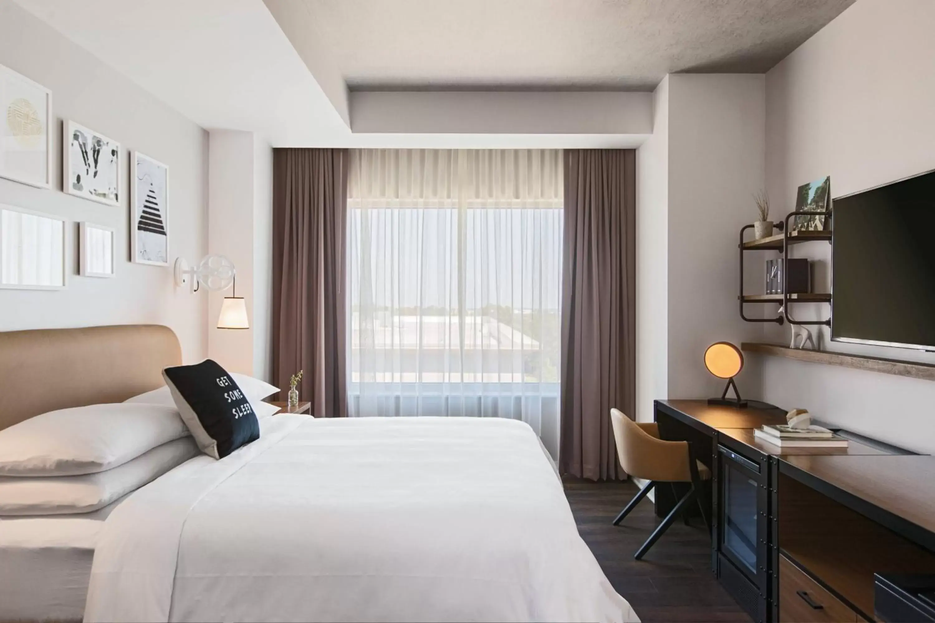 Bedroom, Bed in Renaissance Atlanta Airport Gateway Hotel