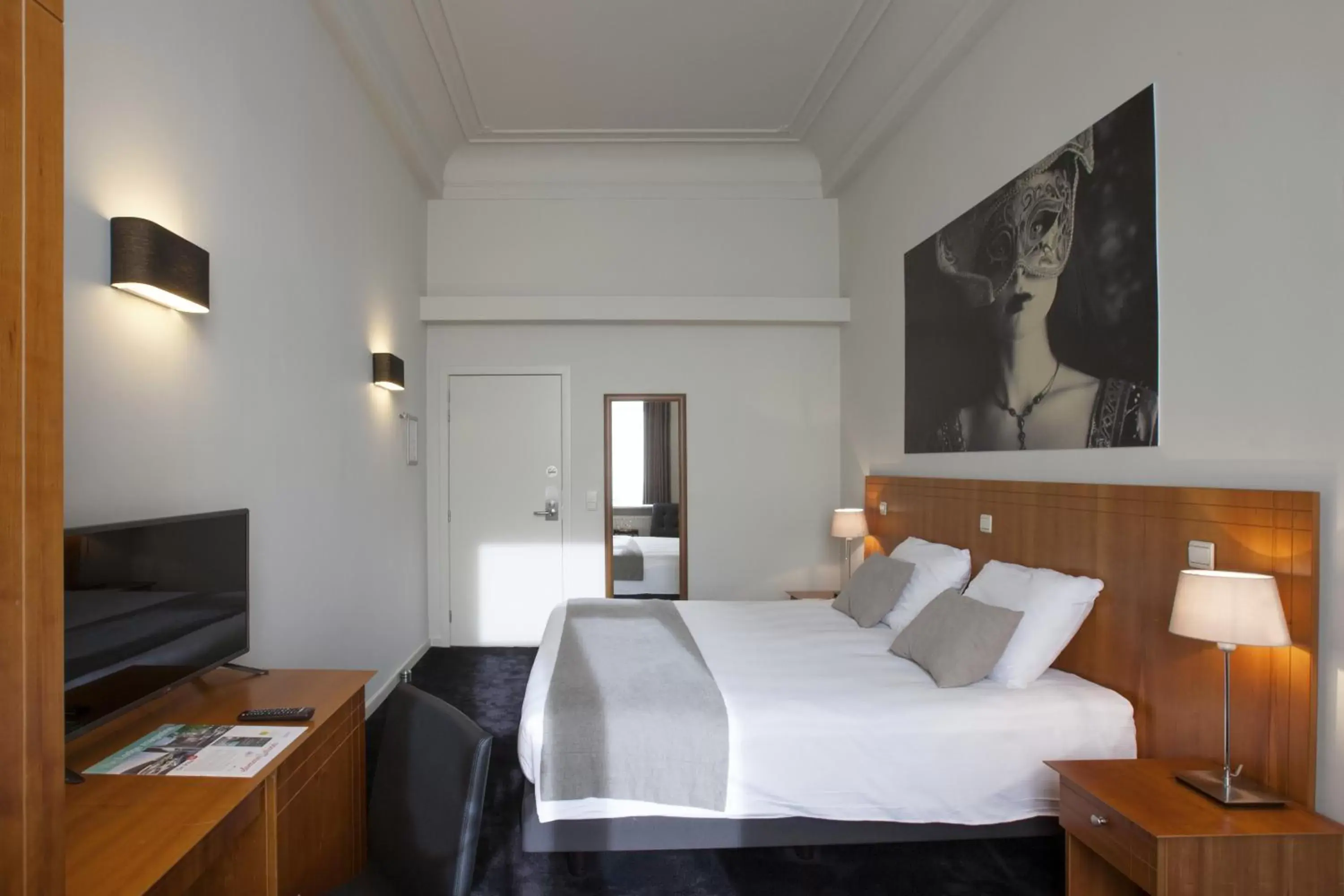 Photo of the whole room, Bed in Theater Hotel Leuven Centrum