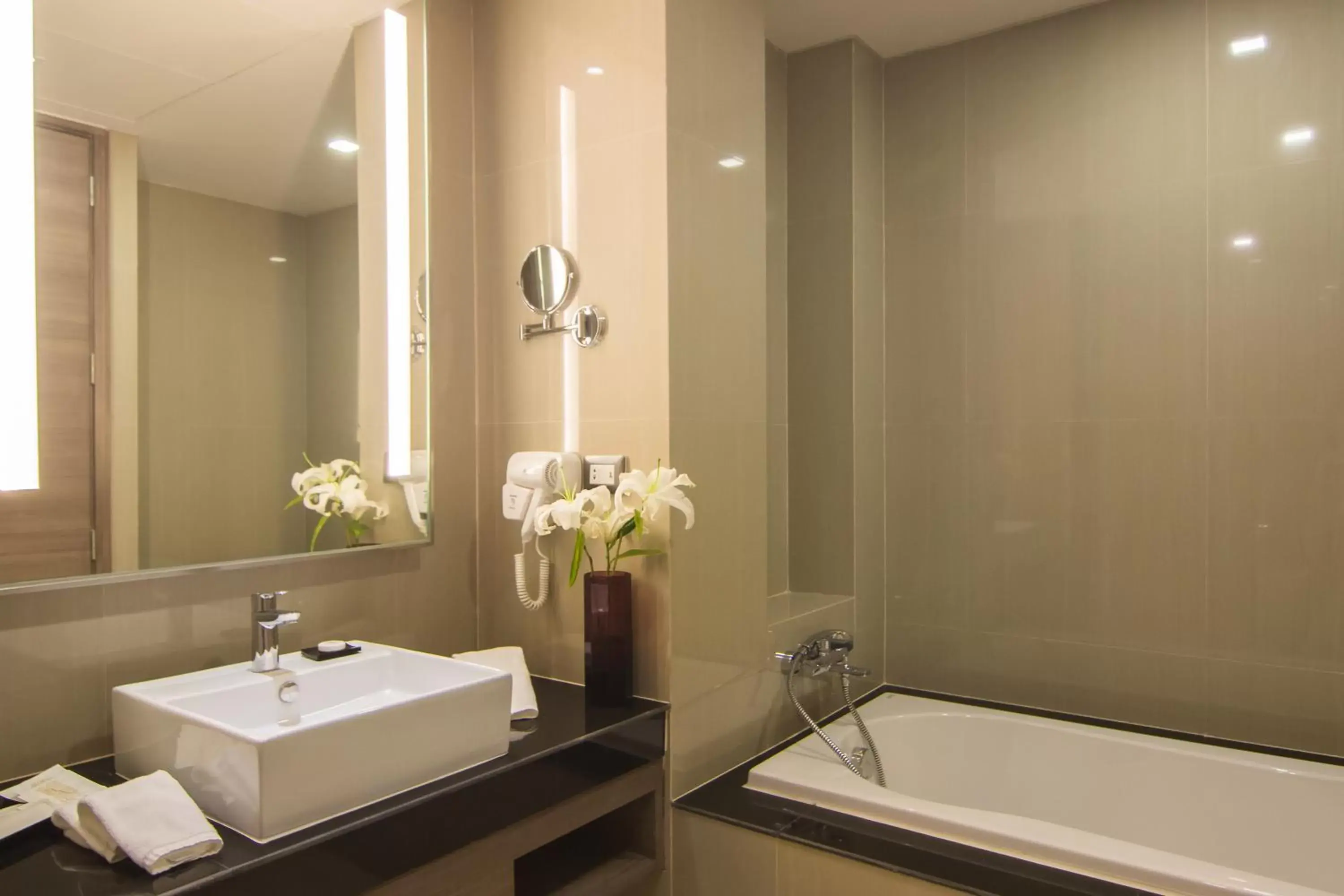 Bath, Bathroom in Best Western Plus Wanda Grand Hotel