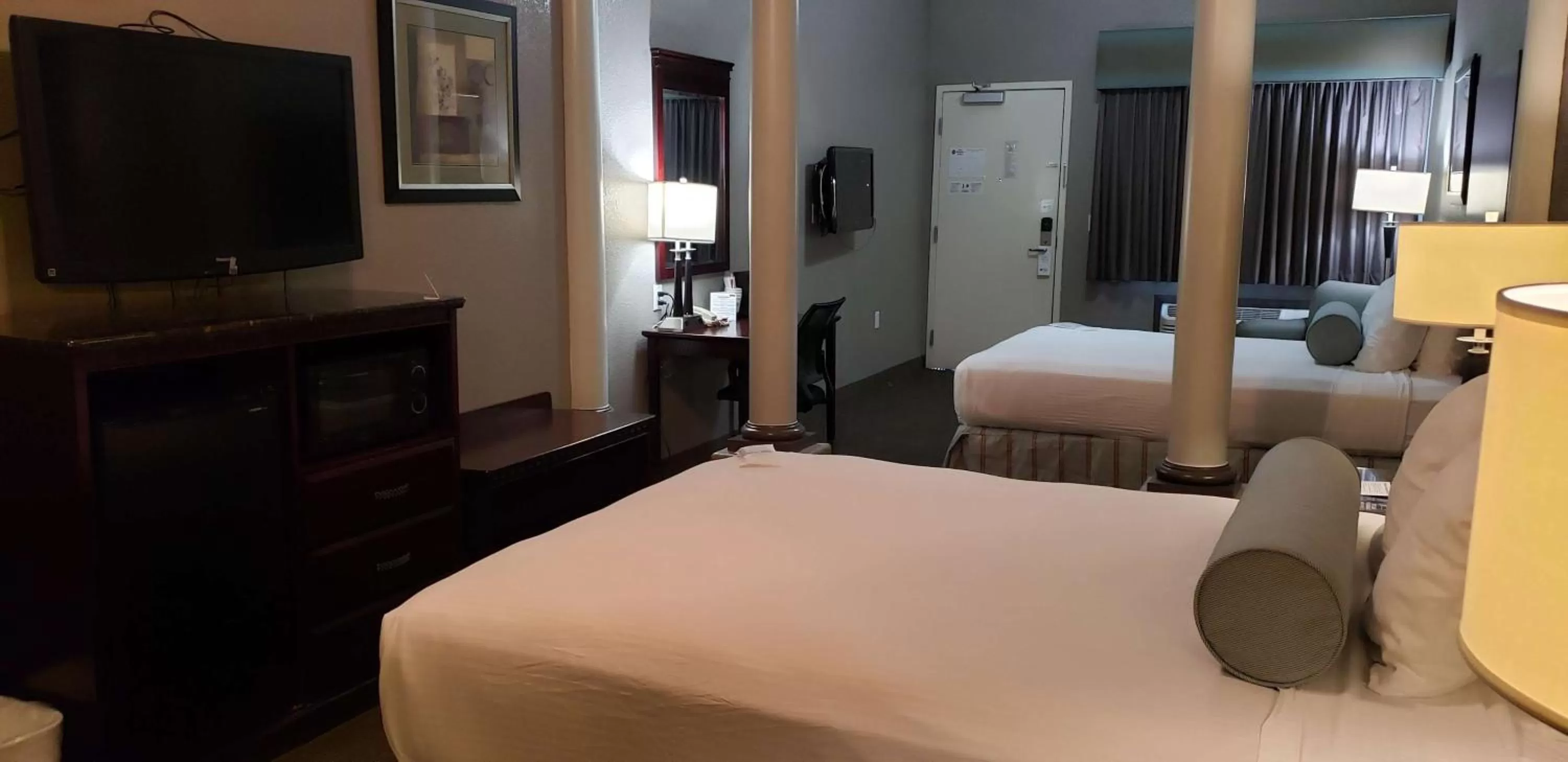 Queen Suite with Two Queen Beds and Roll-in Shower - Disability Access in Best Western Plus Main Street Inn