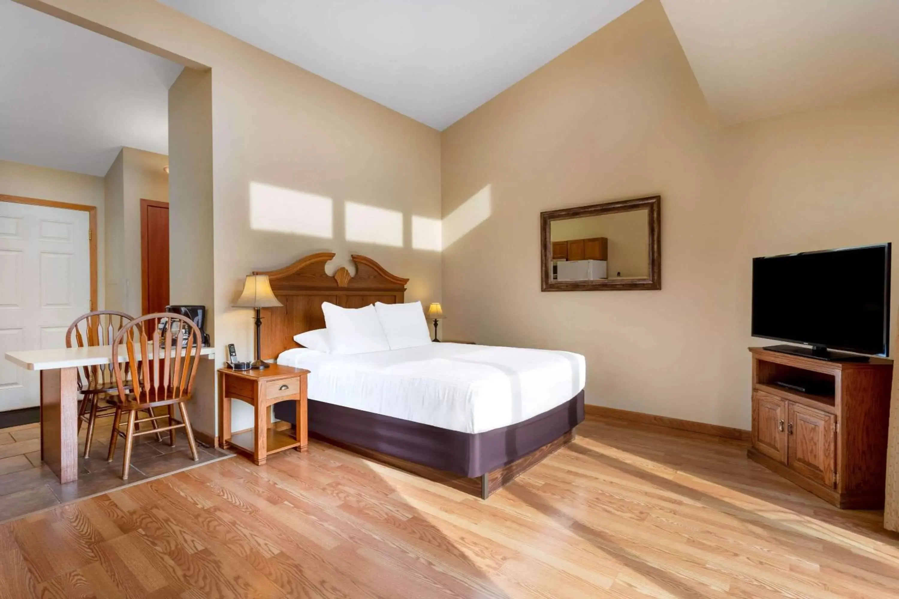 Photo of the whole room, Bed in Tamarack Wisconsin Dells, a Ramada by Wyndham