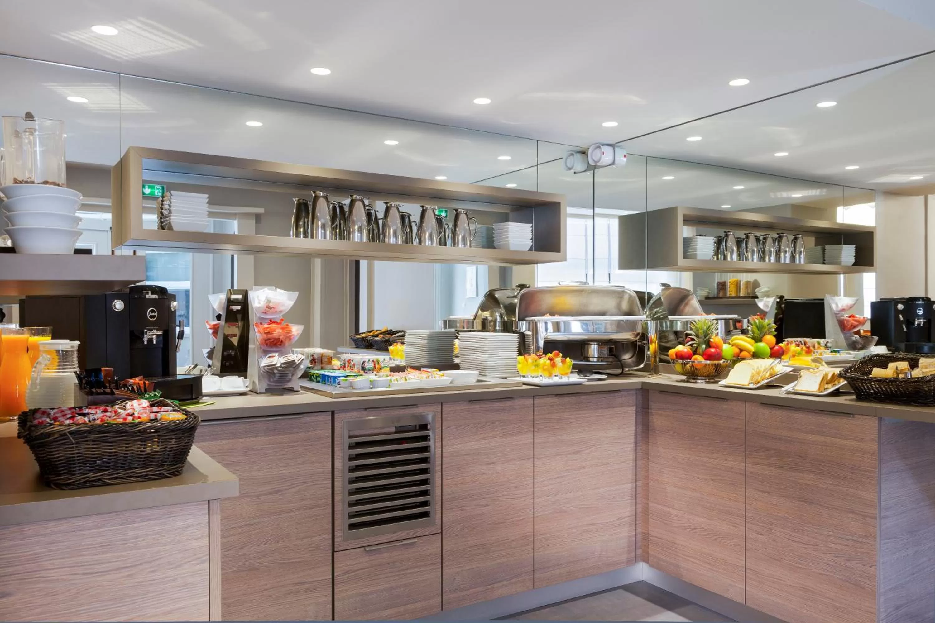 Restaurant/places to eat in Timhotel Opéra Blanche Fontaine