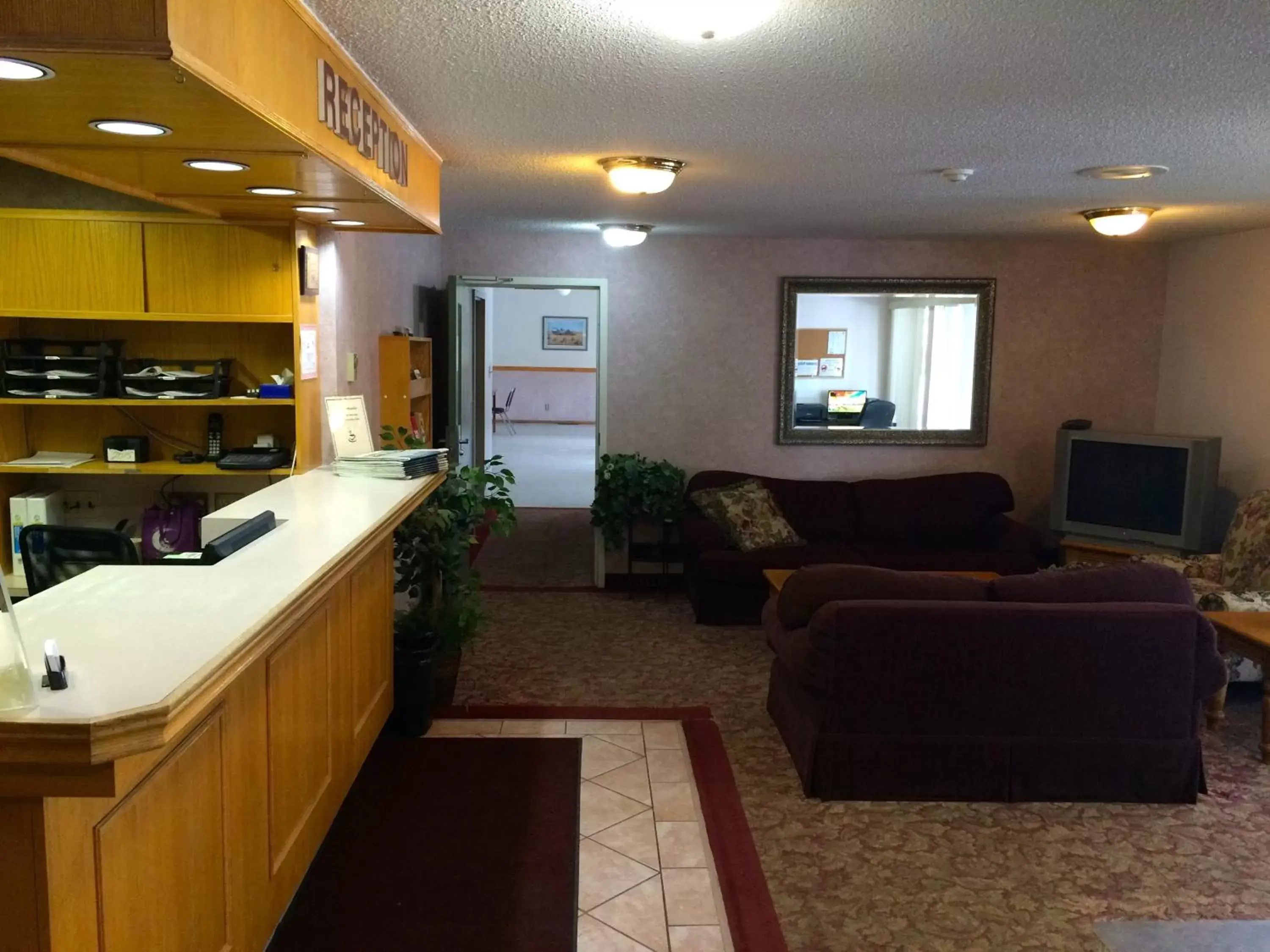 Communal lounge/ TV room, Lobby/Reception in Colonial Inn