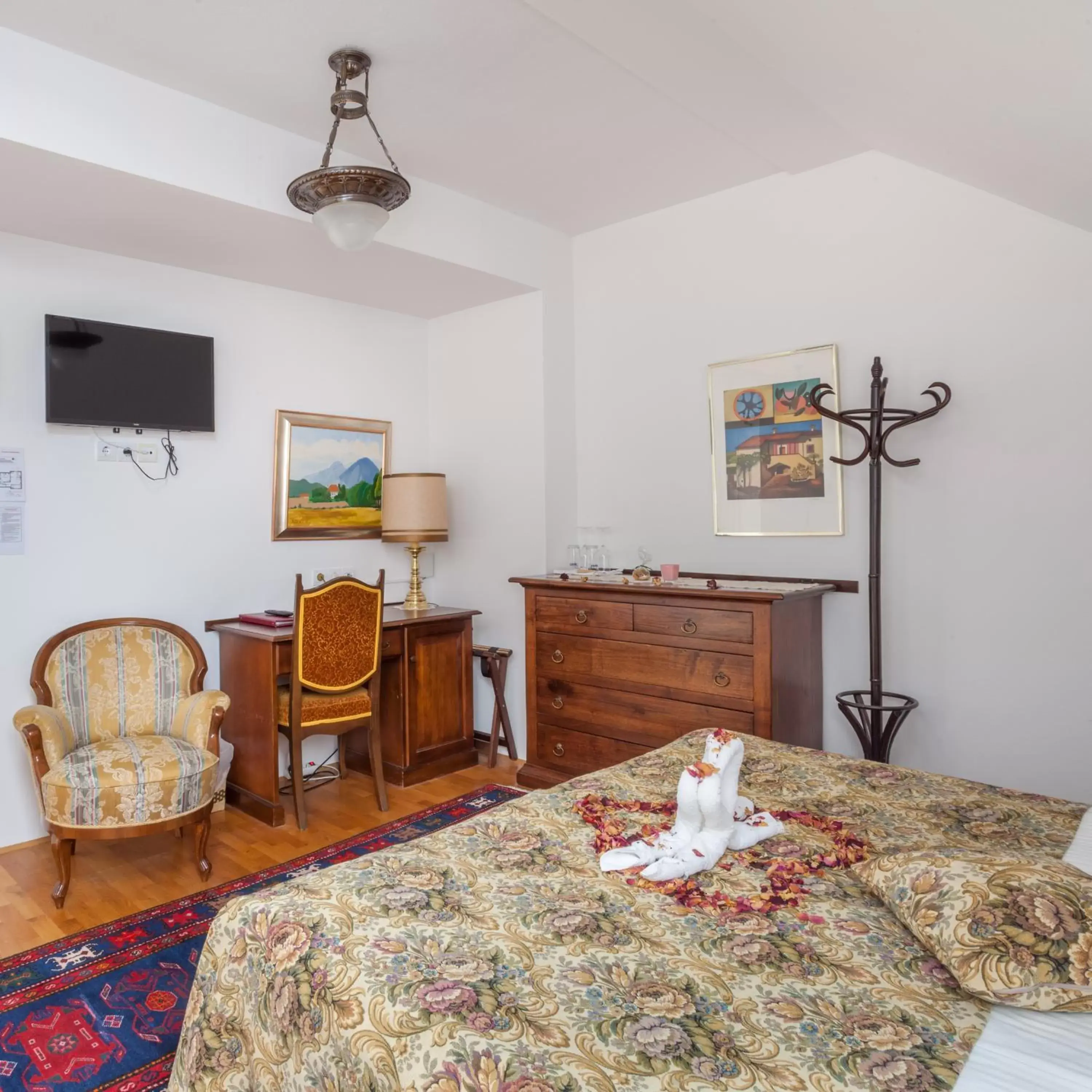 Bedroom, Seating Area in Hotel Triglav