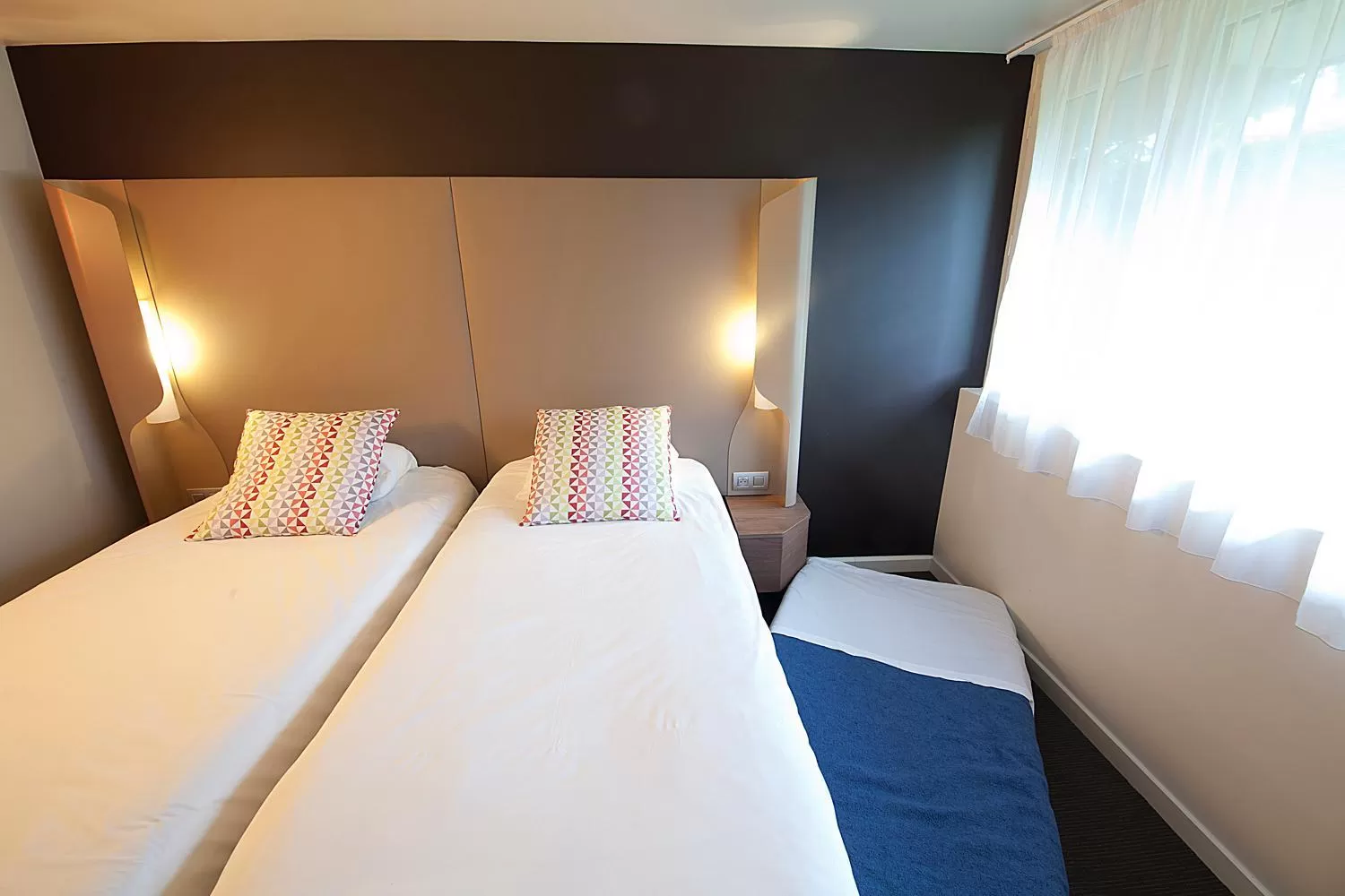 Family Room (2 single beds + 1 extra bed for children) in Campanile Clermont-Ferrand ~ Aubière