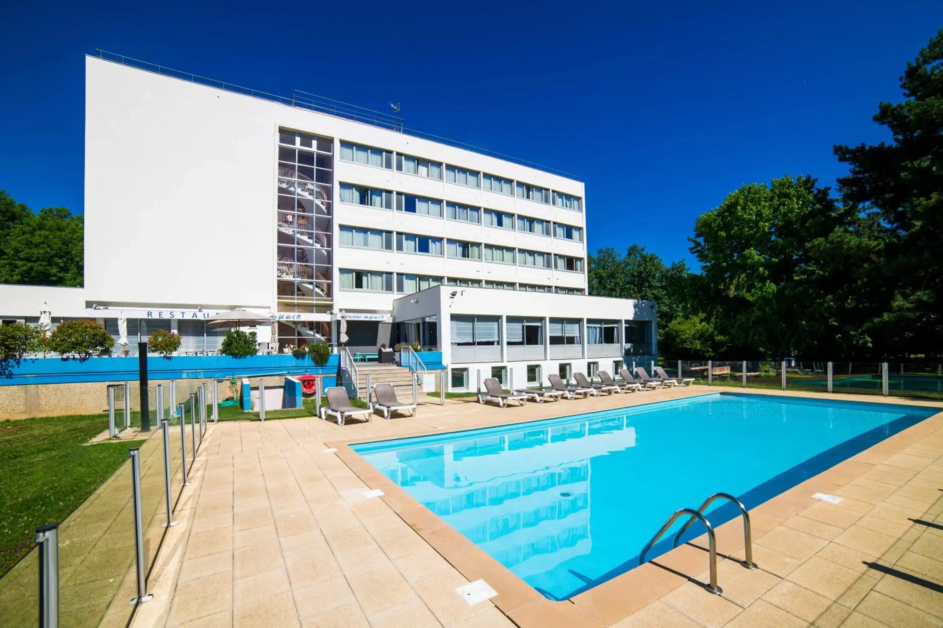 Property building, Swimming Pool in Hôtel Mercure Mâcon Bord de Saône
