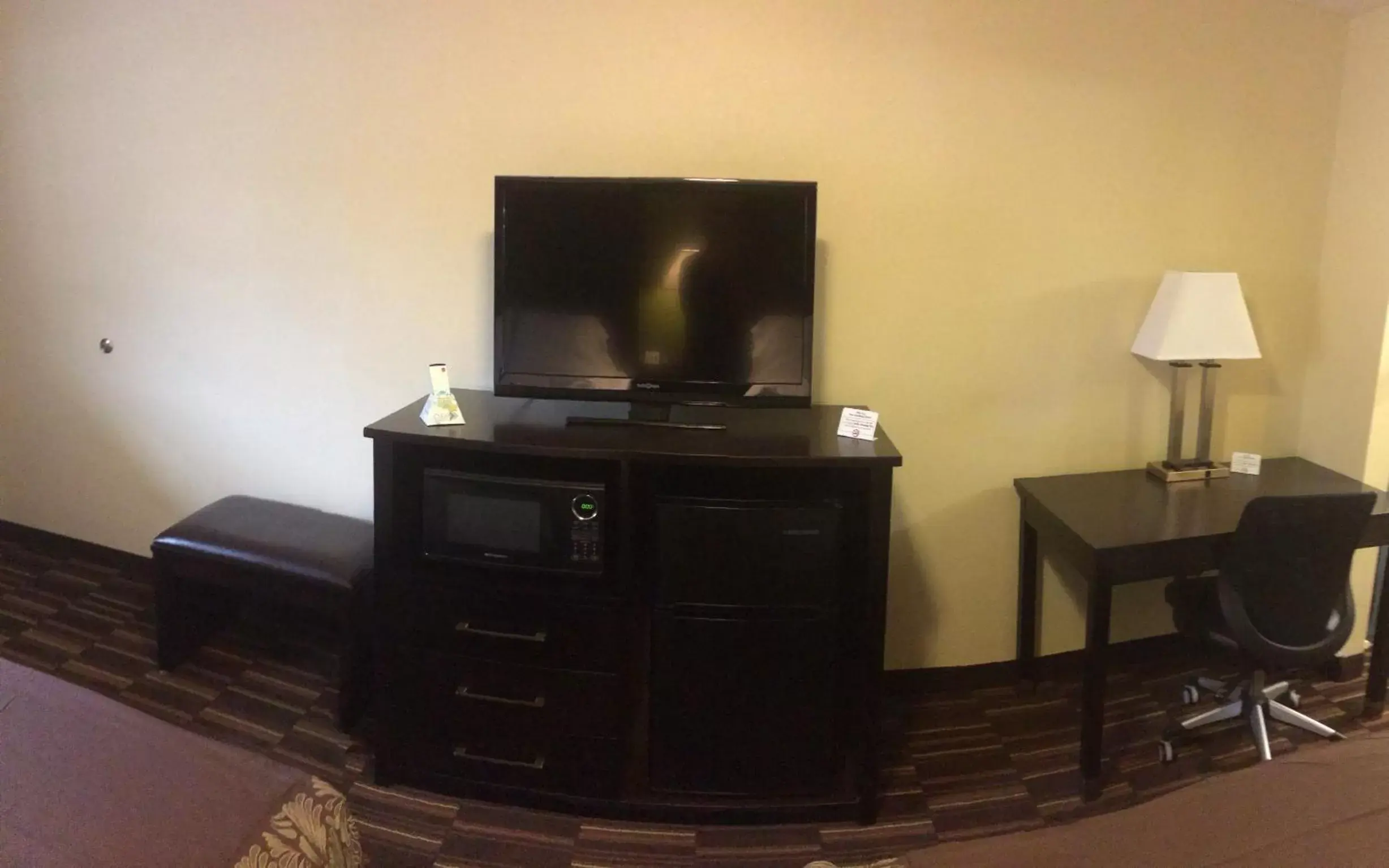 TV and multimedia, TV/Entertainment Center in Boarders Inn & Suites by Cobblestone Hotels - Ashland City