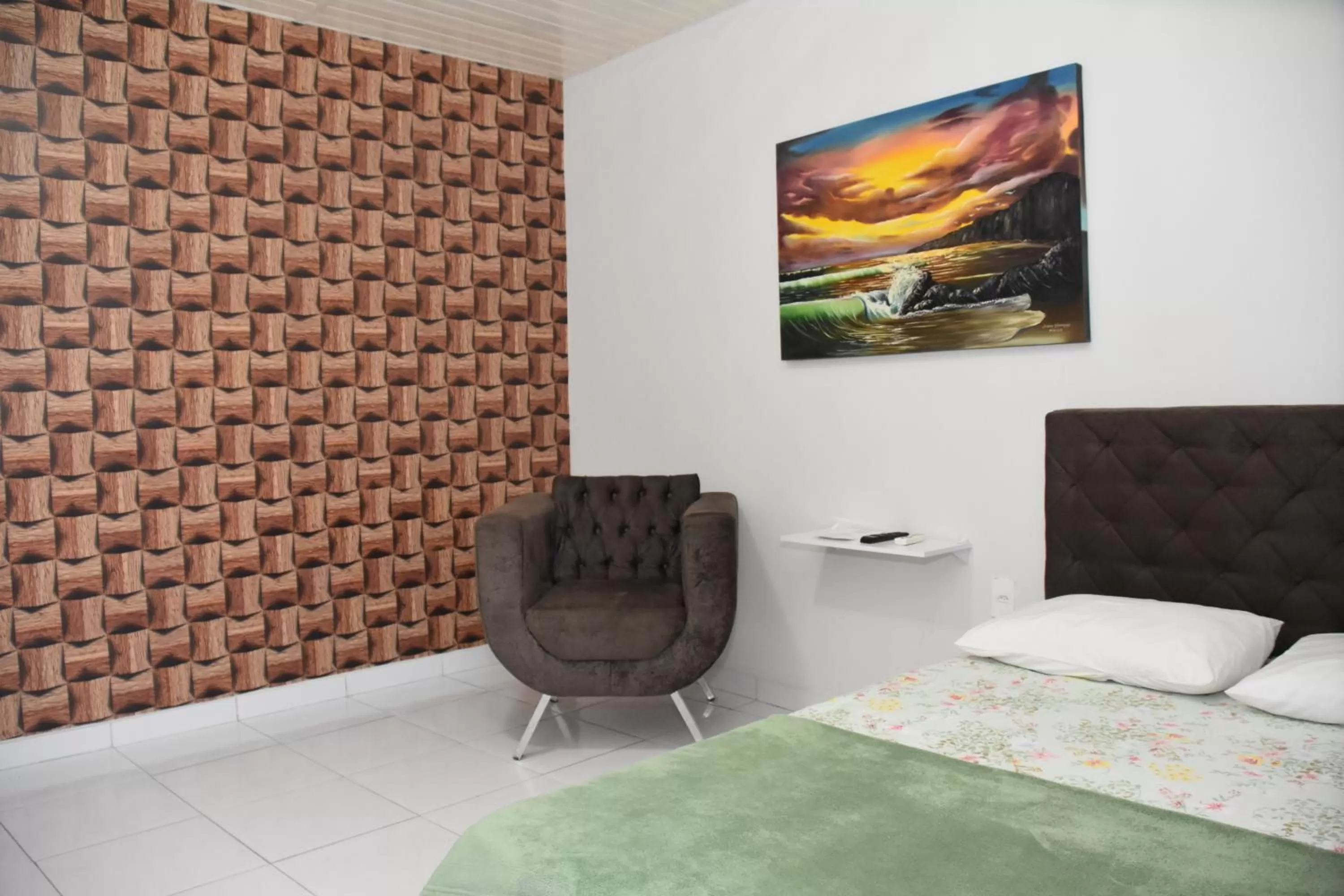 Bed, TV/Entertainment Center in Pousada e Posto Amigão