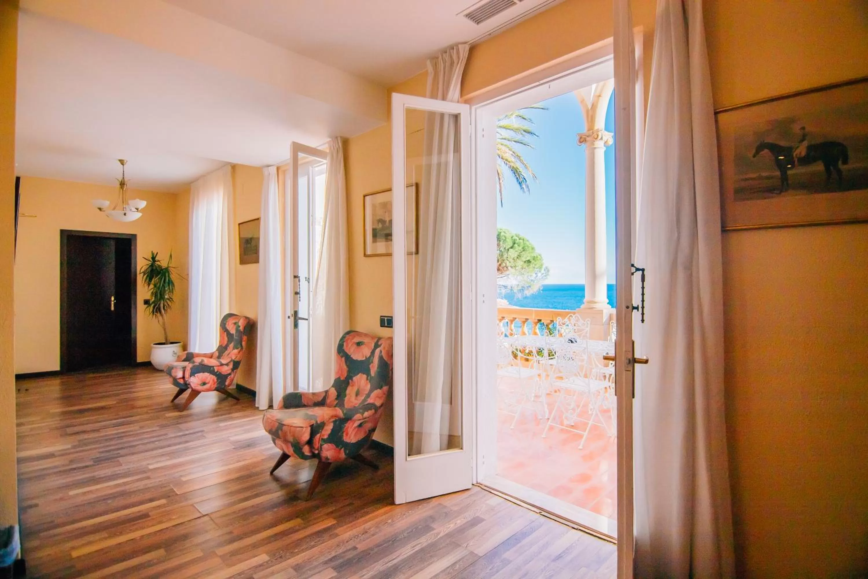 Living room in Hotel Roger de Flor by Seleqtta