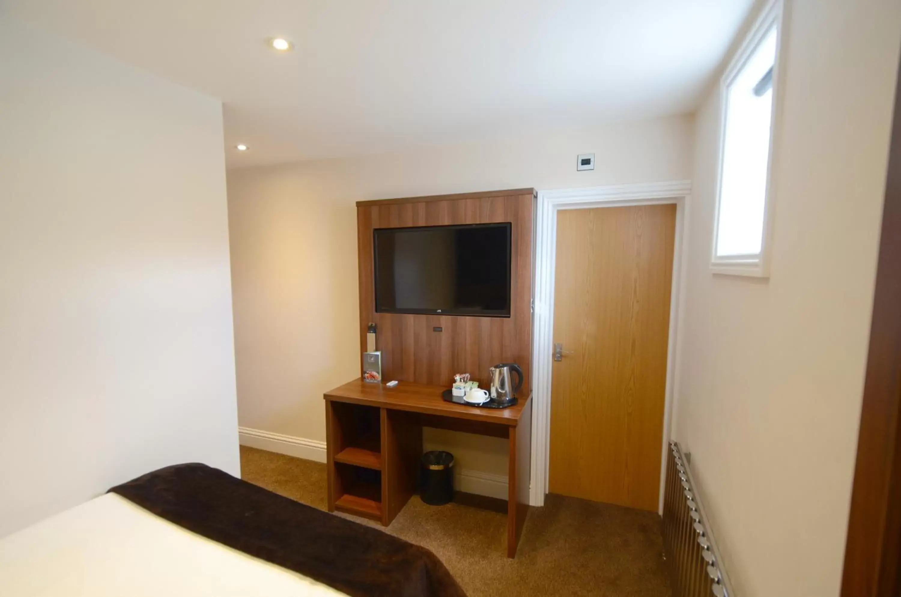 Bedroom, TV/Entertainment Center in The Harboro Hotel