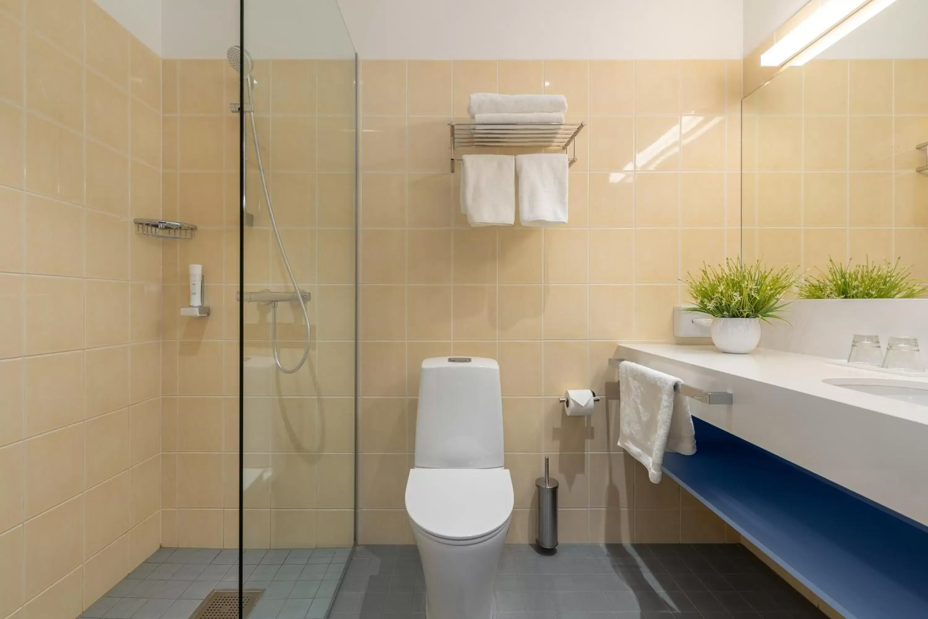Shower, Bathroom in Art Hotel Pallas by Tartuhotels