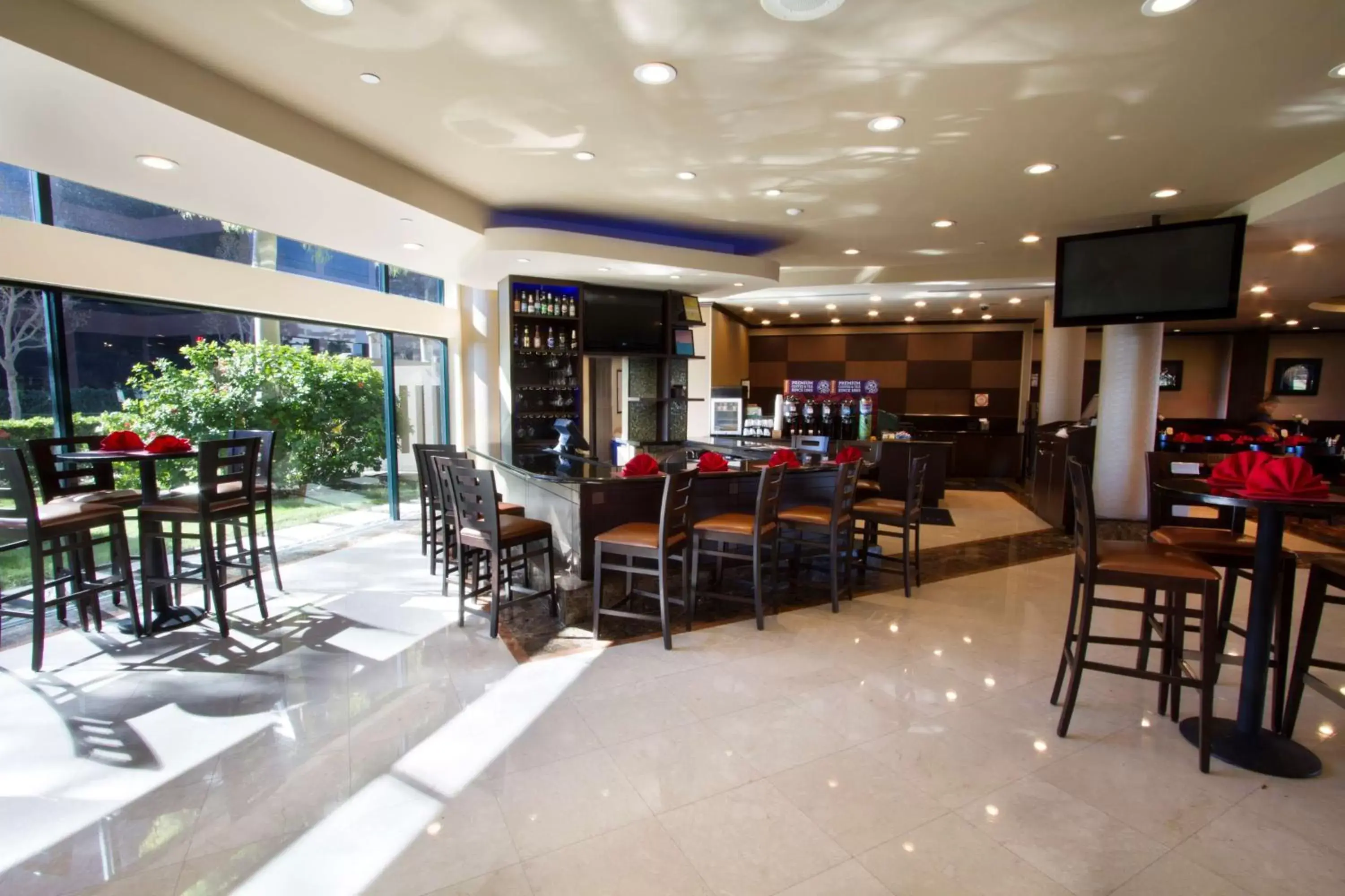 Restaurant/Places to Eat in DoubleTree by Hilton Orange County Airport