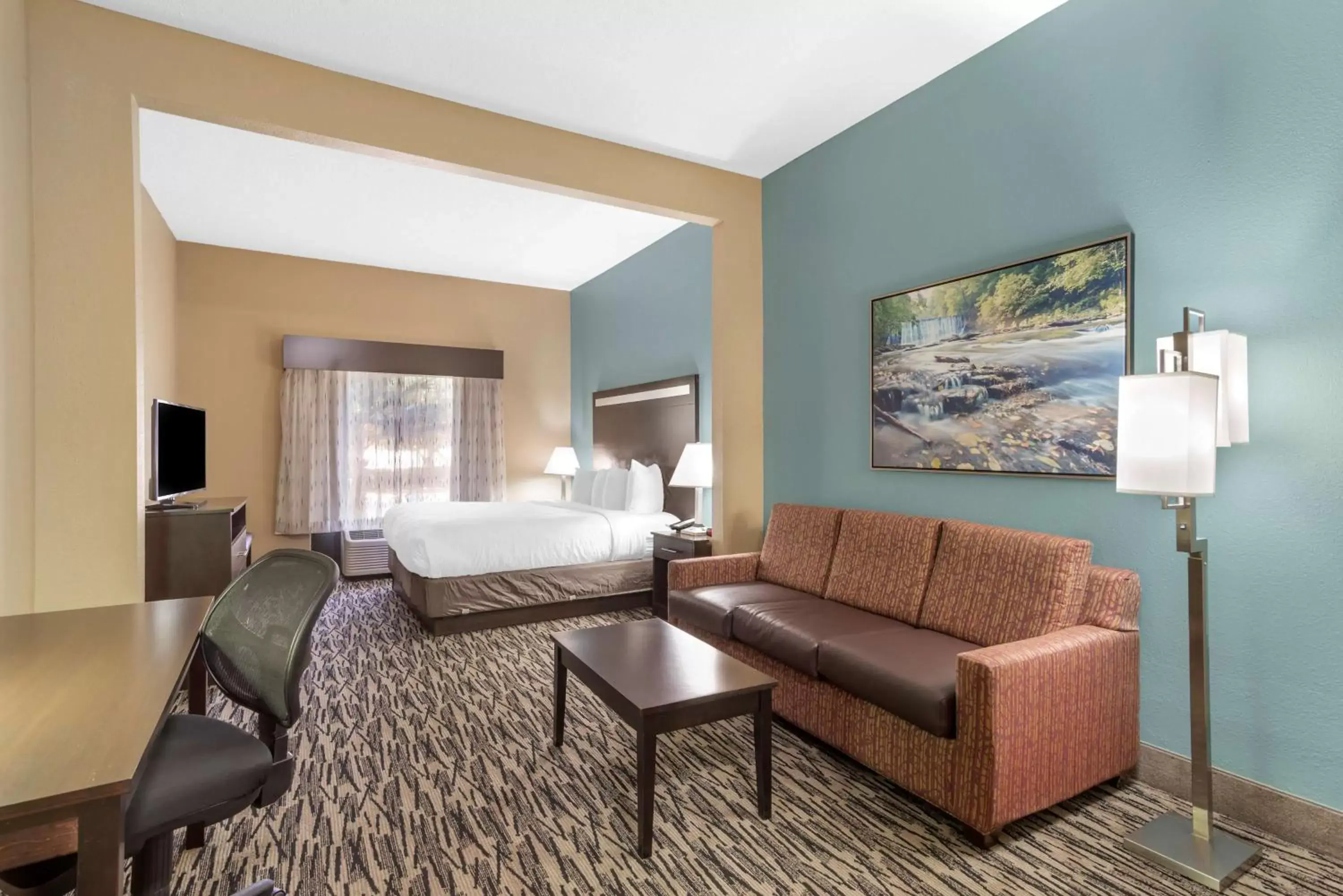 Bedroom, Seating Area in Best Western Plus McDonough Inn & Suites