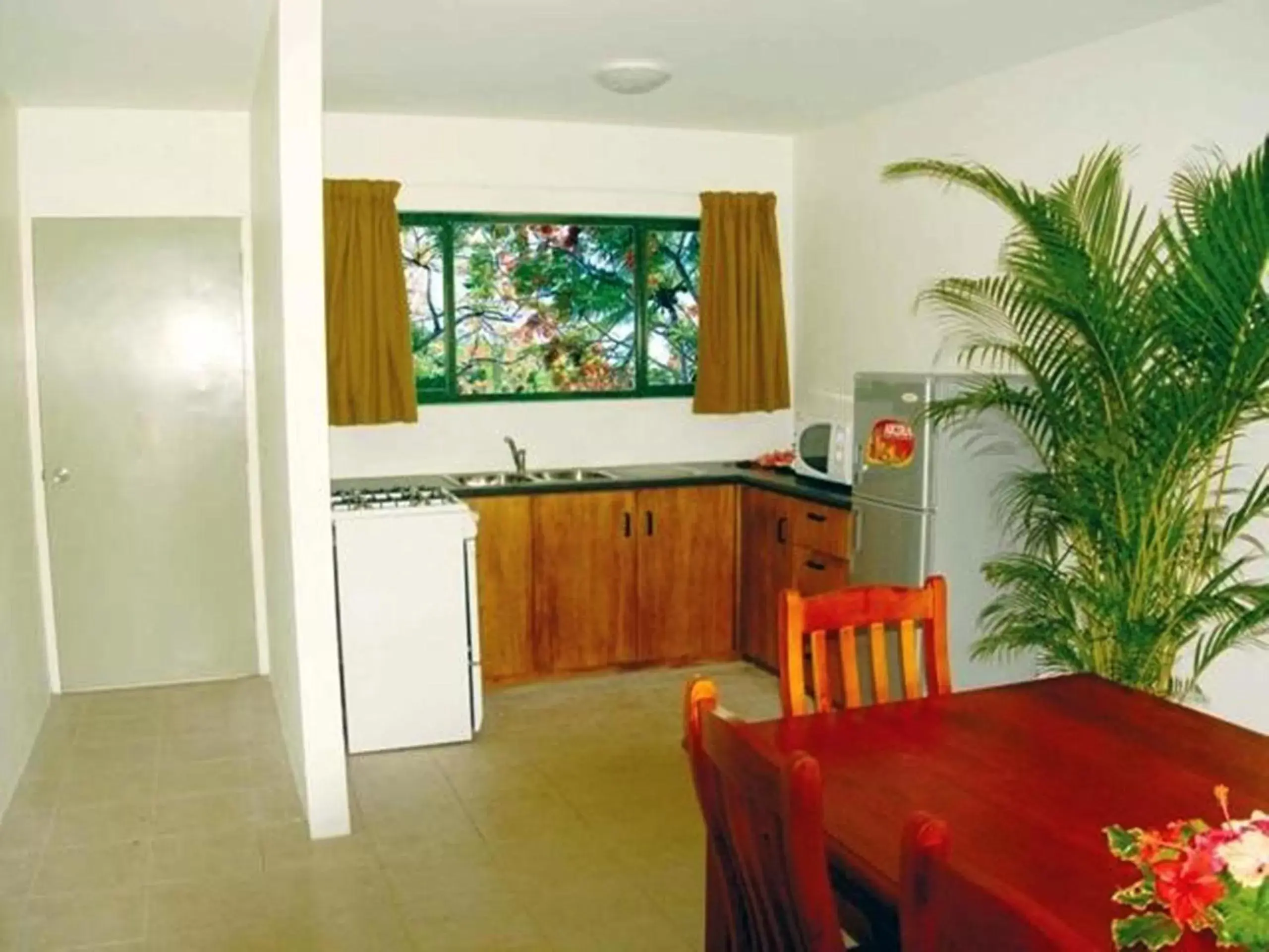 Living room, Kitchen/Kitchenette in Hexagon International Hotel, Villas & Spa