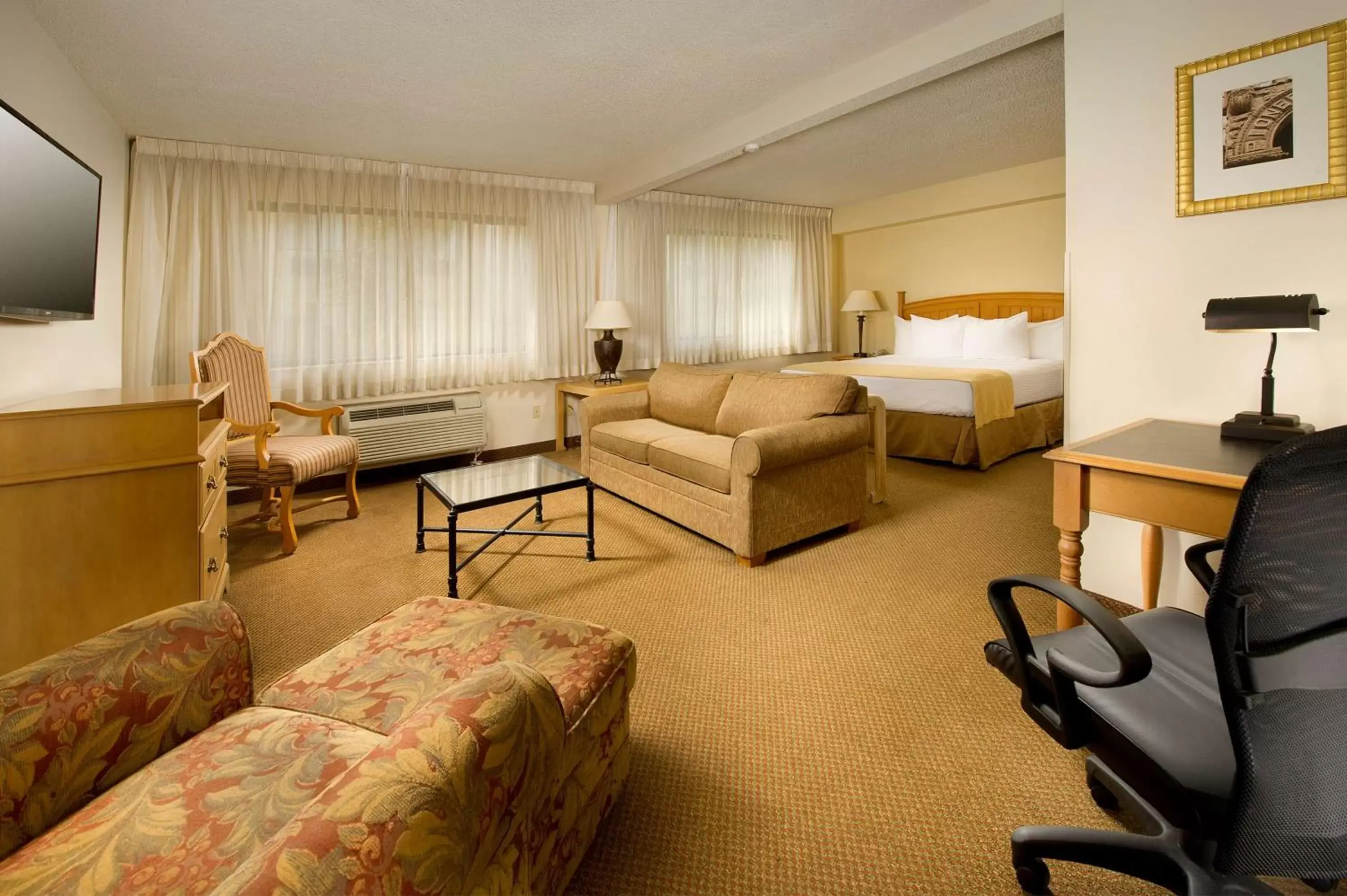 Bed, Seating Area in Best Western Seattle Airport Hotel