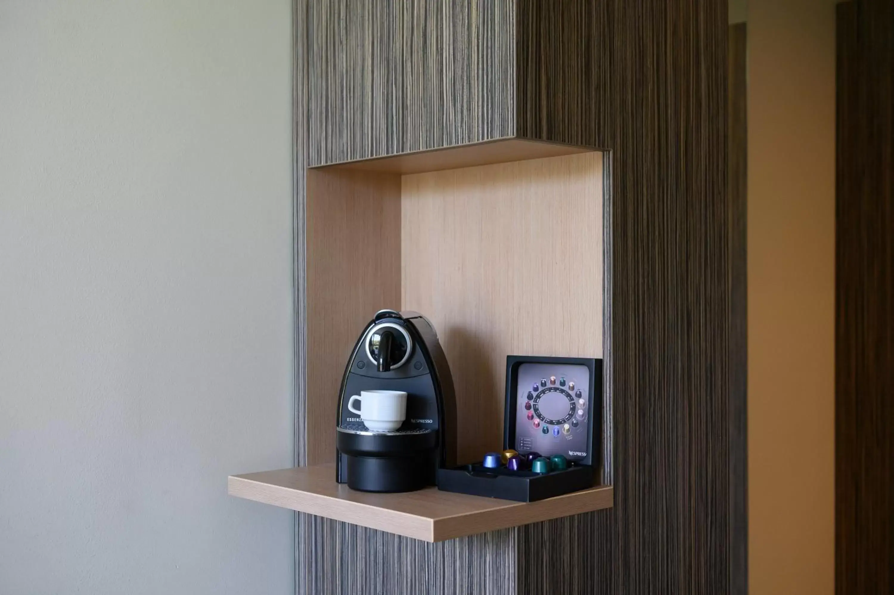 Coffee/tea facilities, TV/Entertainment Center in Hôtel Mercure Lille Aéroport