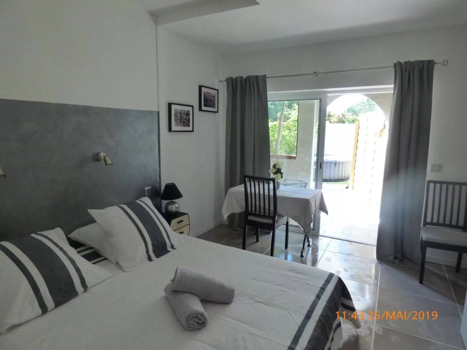 Photo of the whole room, Bed in MAS MAURANE-Chambre d'hôte avec SPA privé aux portes d'ARLES