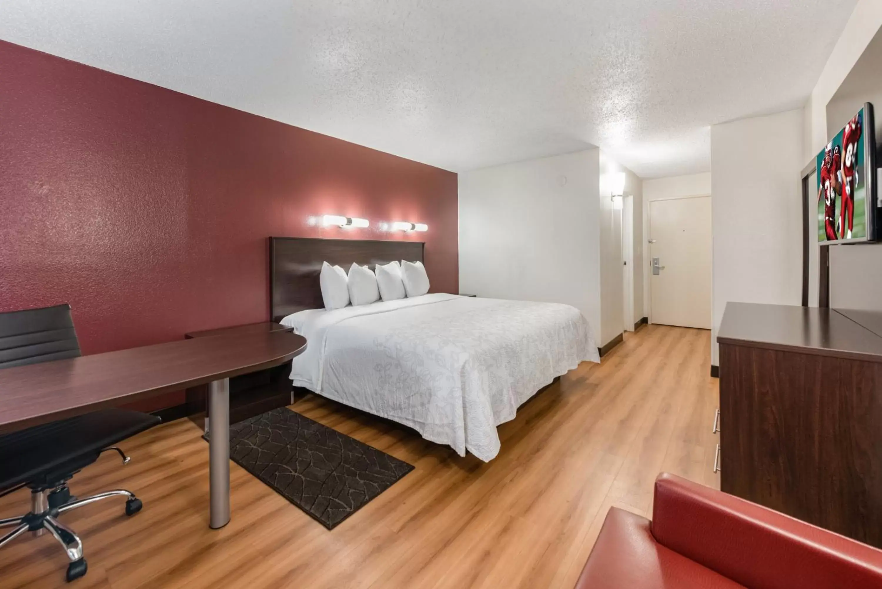 Photo of the whole room, Bed in Red Roof Inn PLUS+ Columbus - Worthington