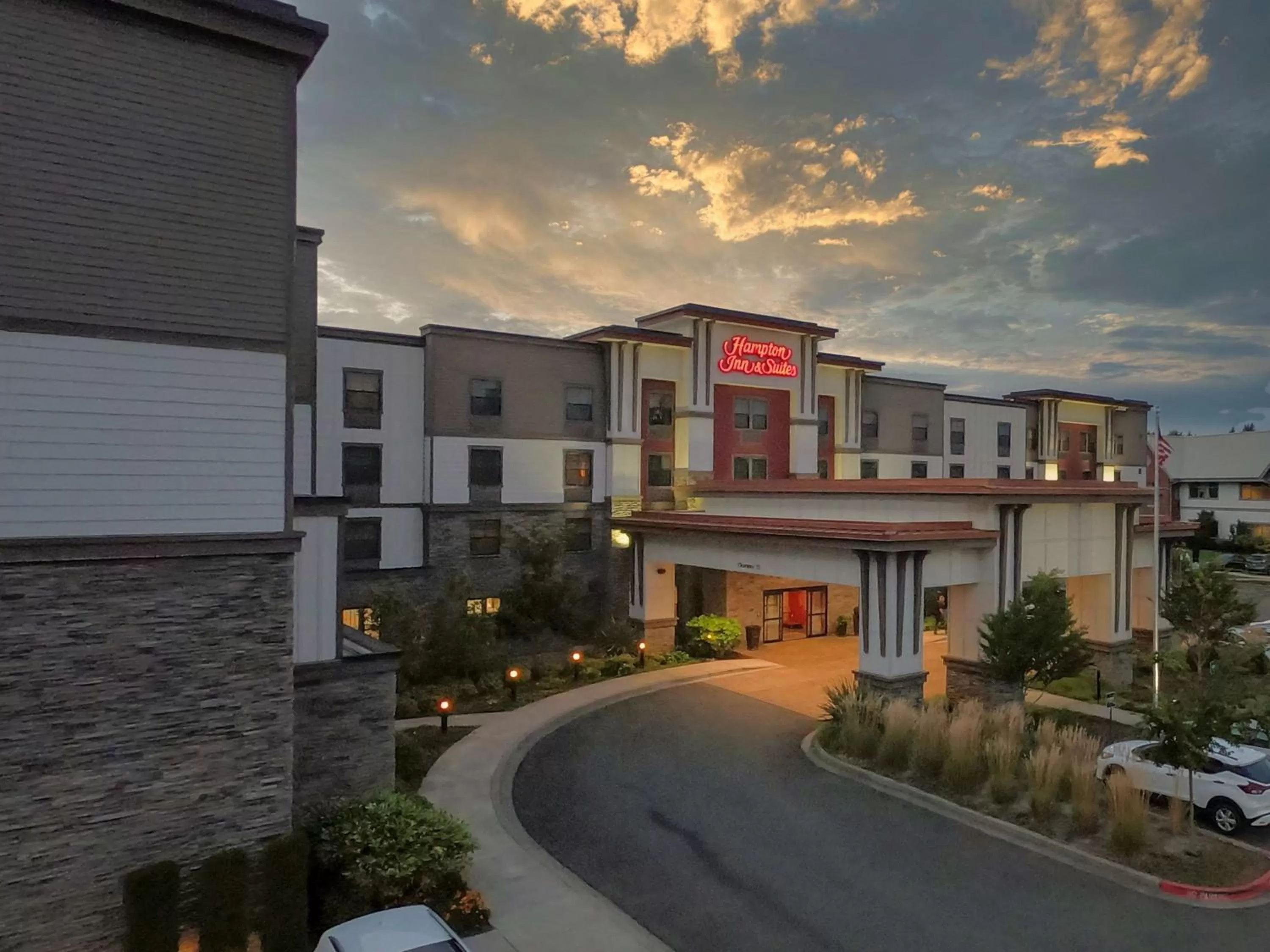 Property building in Hampton Inn & Suites DuPont