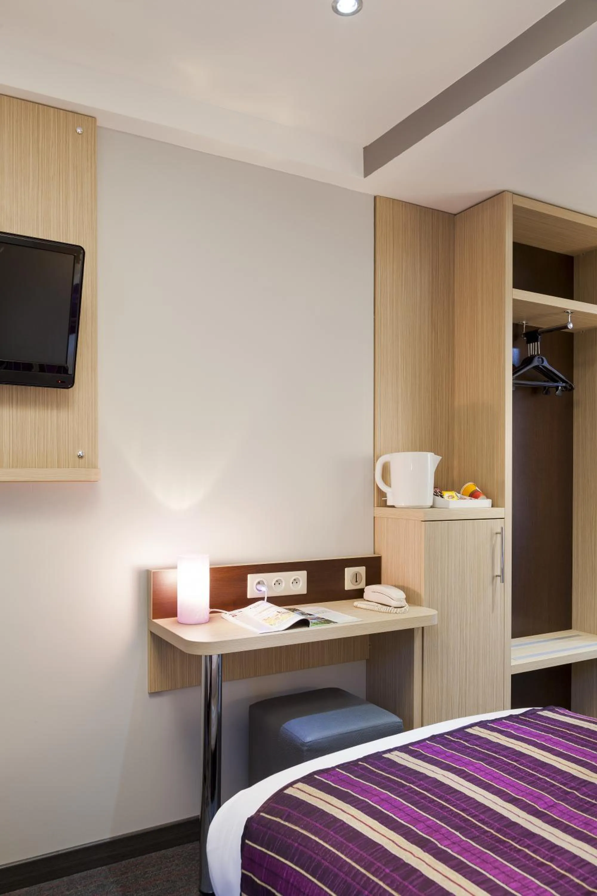 Decorative detail, Bed in Comfort Hotel Orleans Sud