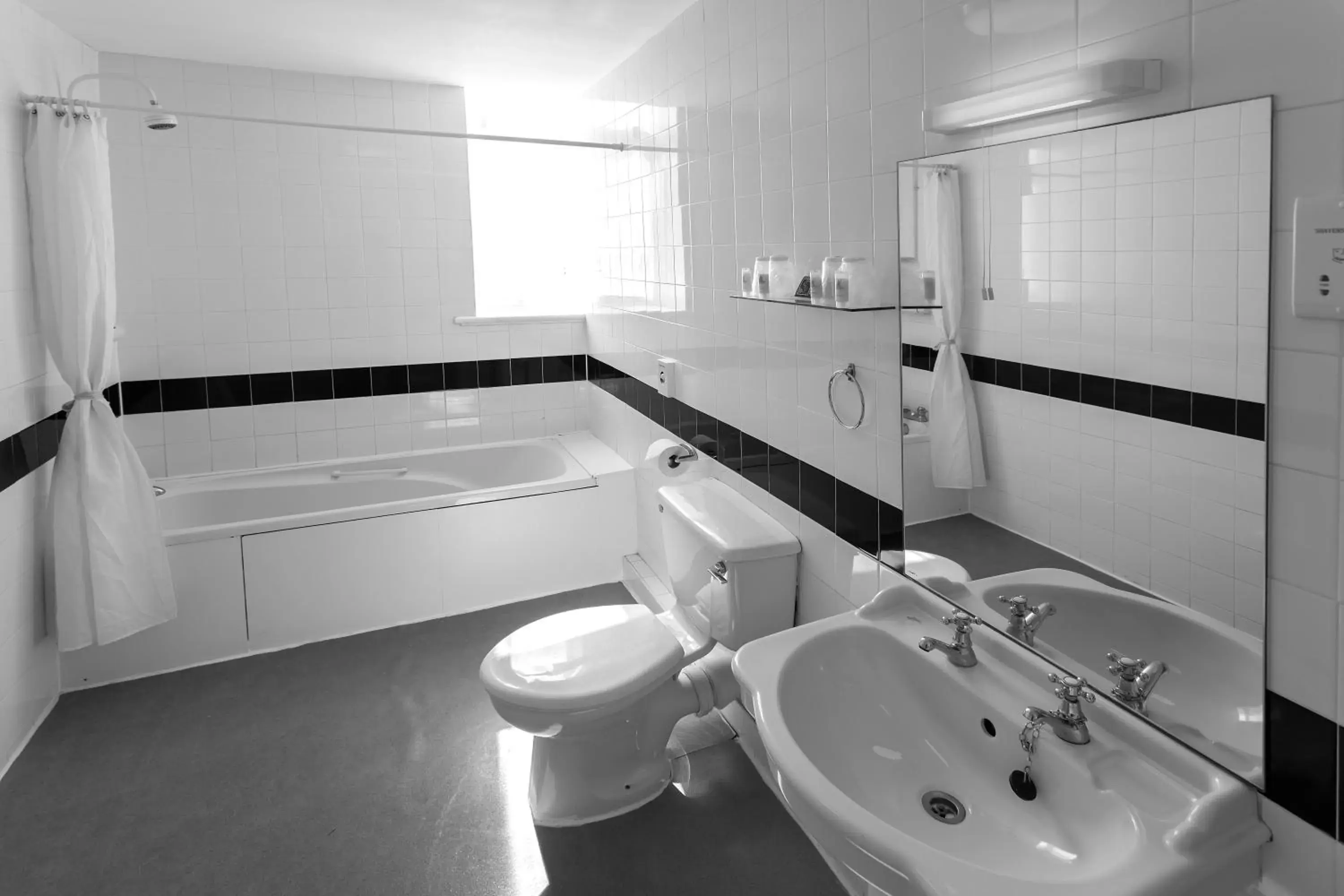 Bathroom in Prince Of Wales Hotel