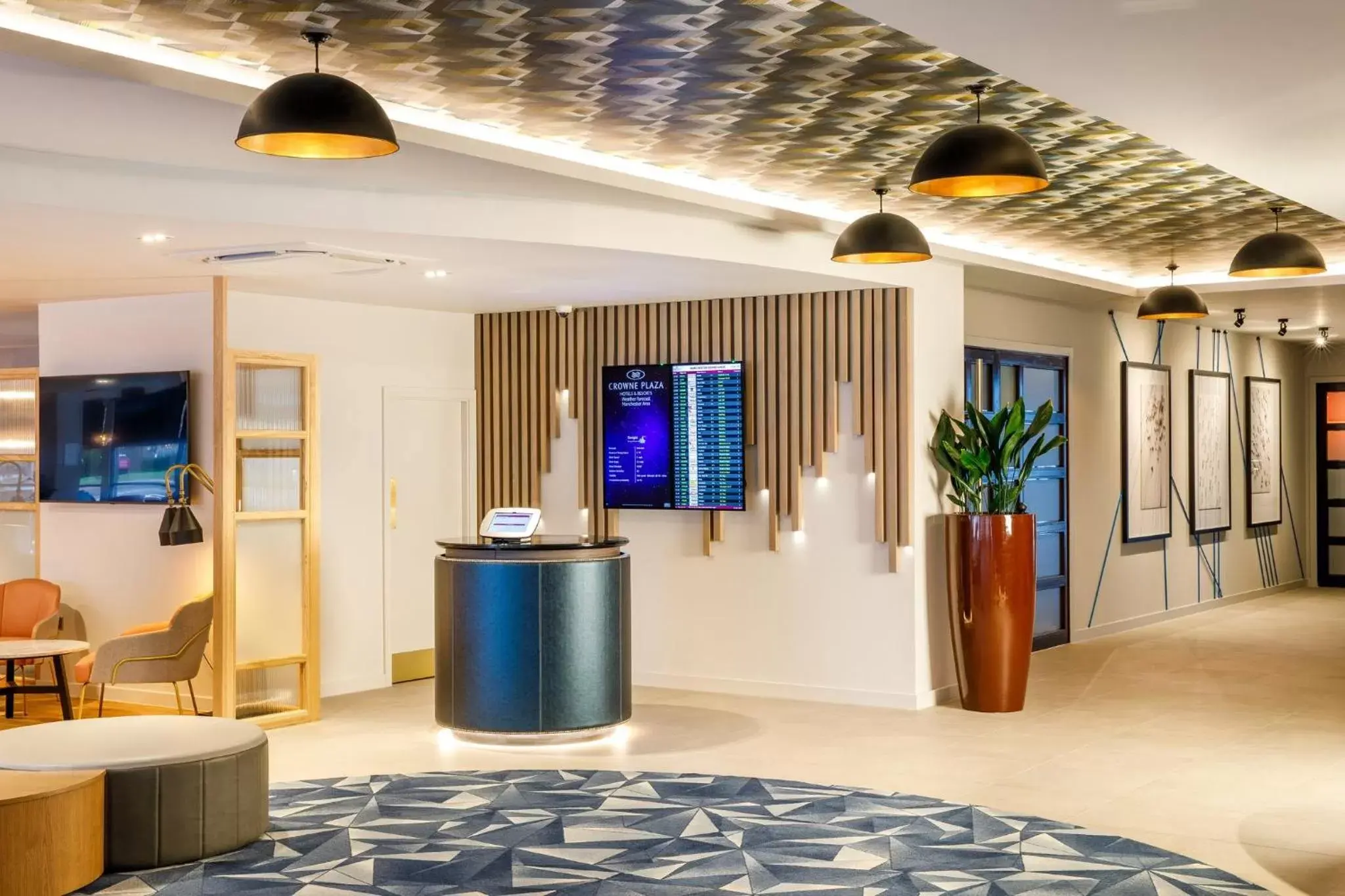 Property building, Lobby/Reception in Crowne Plaza Manchester Airport