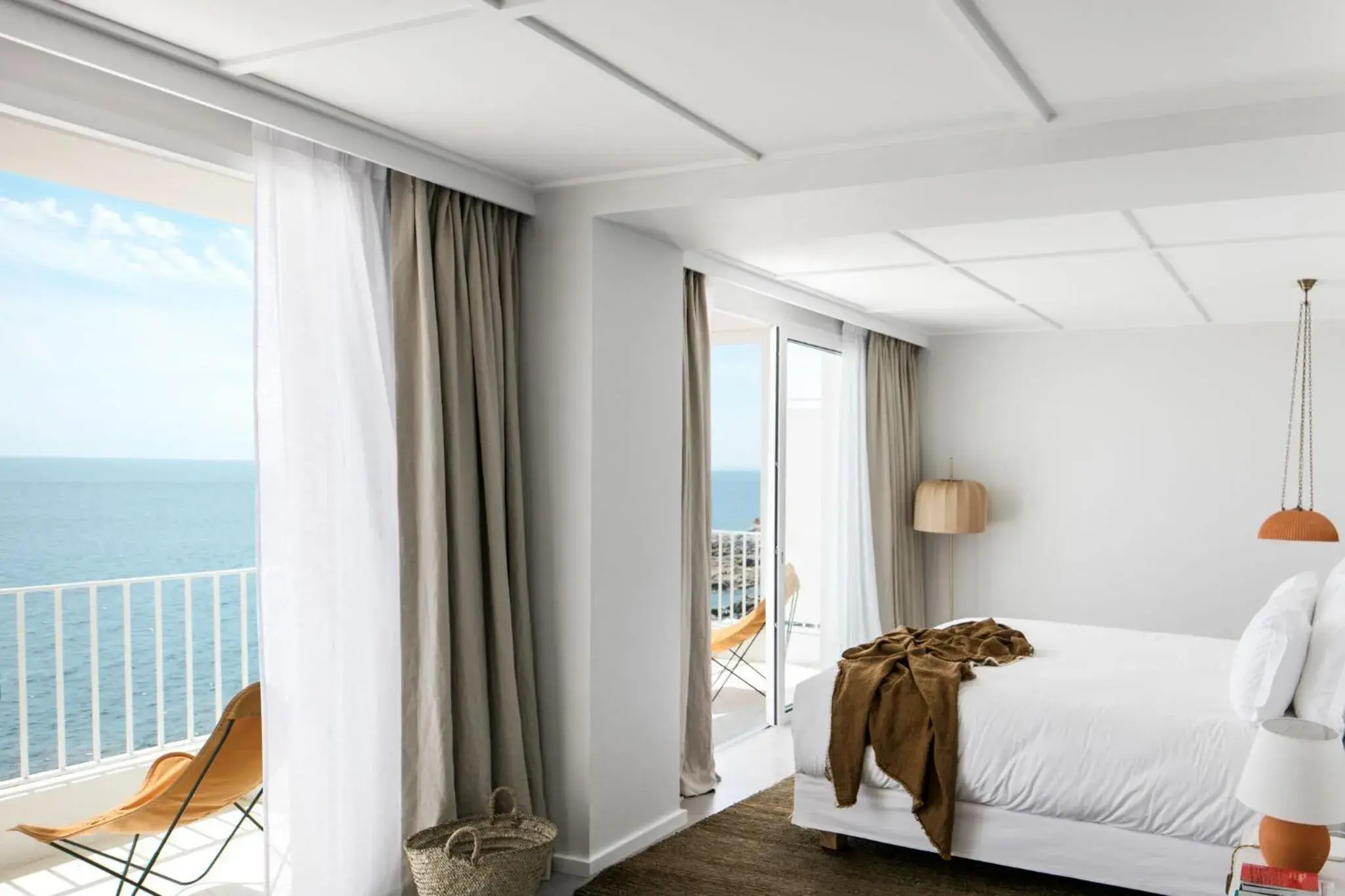 Bed, Sea View in Hotel Les Roches Rouges