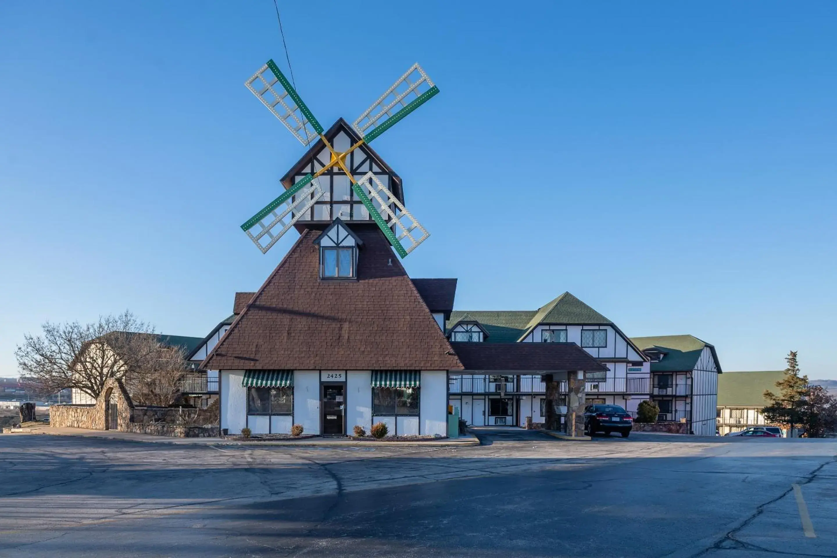 Facade/entrance, Property Building in OYO Hotel Windmill Branson