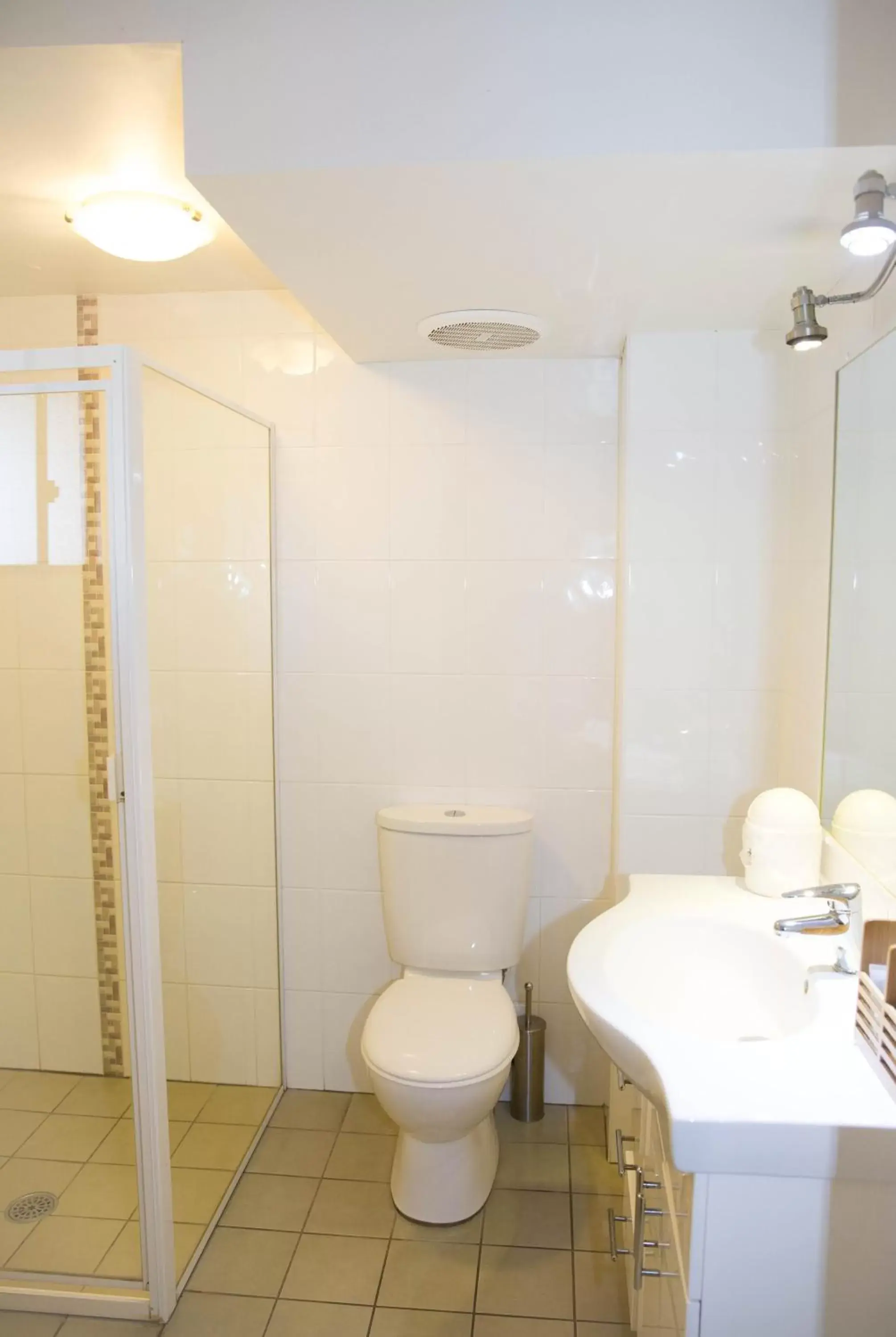 Shower, Bathroom in Scone Motor Inn & Apartments