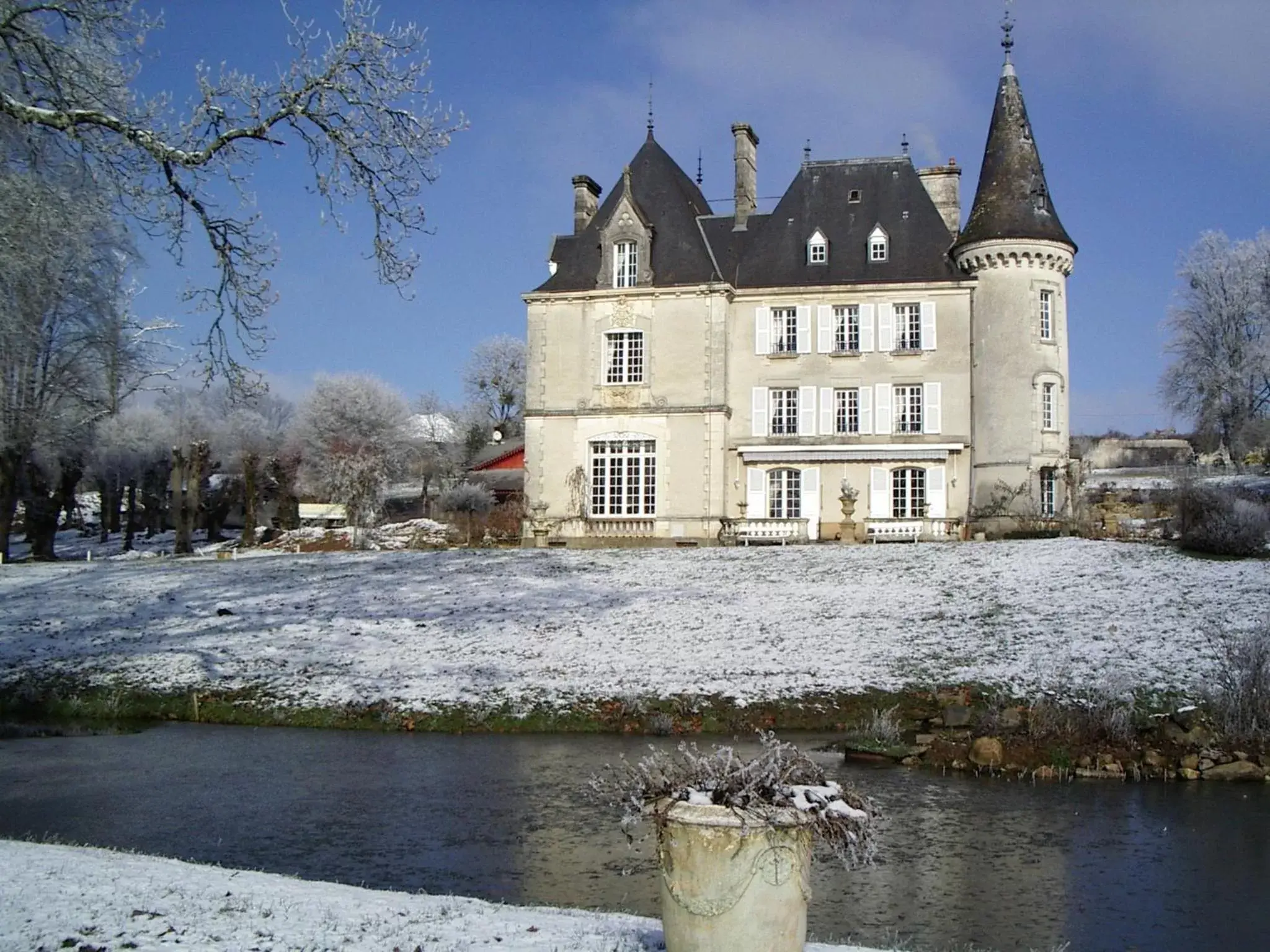 Library, Winter in Château de la Chabroulie