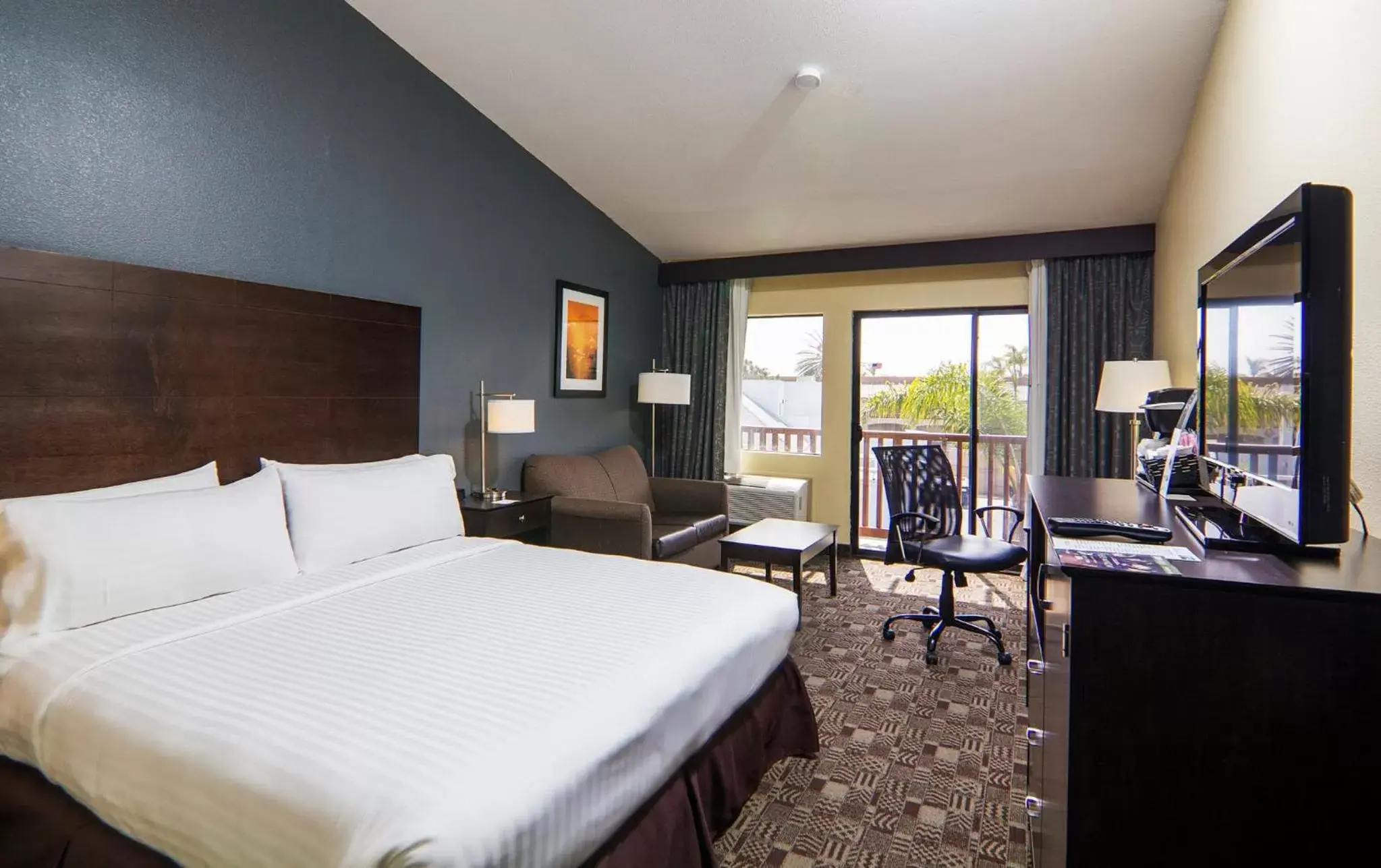 Photo of the whole room in Holiday Inn Express Hotel & Suites Solana Beach-Del Mar, an IHG Hotel