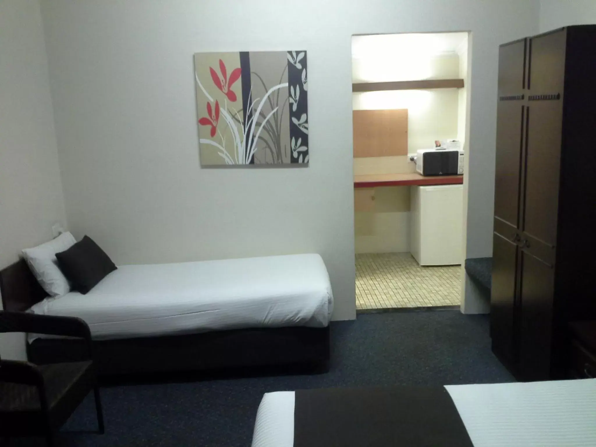 Photo of the whole room, Bed in Hideaway Motor Inn