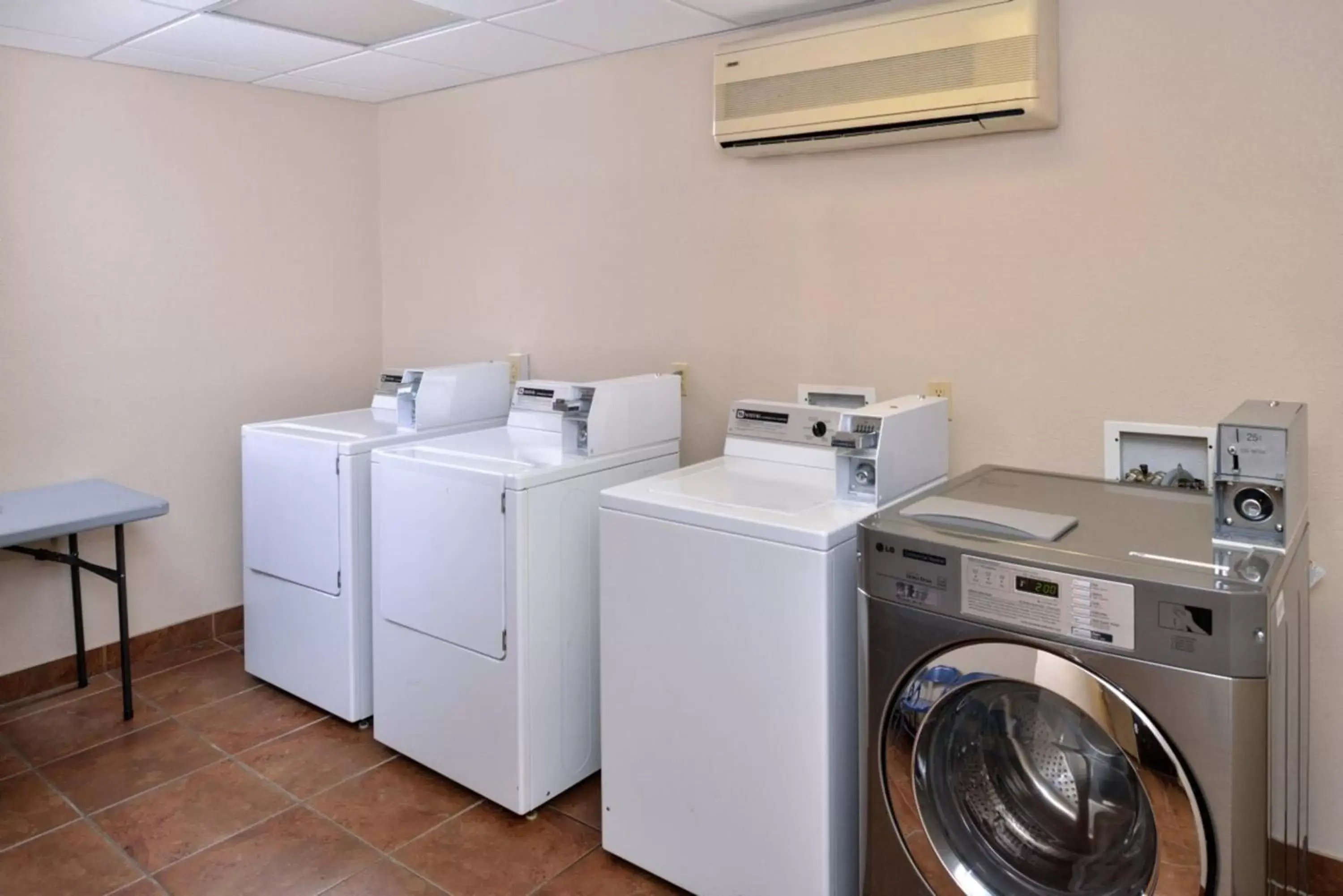 Other, Kitchen/Kitchenette in Holiday Inn Express Kingman, an IHG Hotel