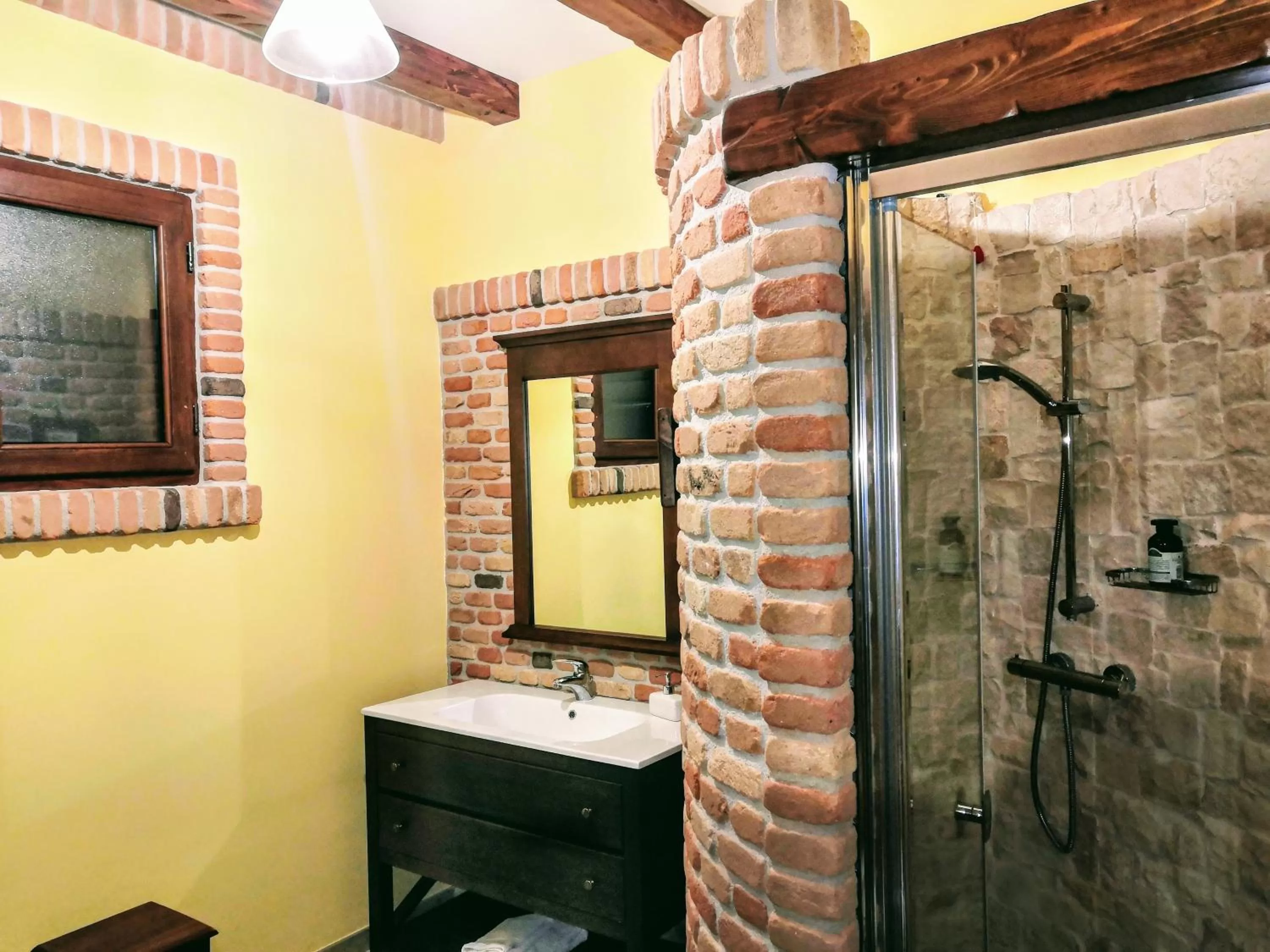 Shower in BORGO LUNA b&b